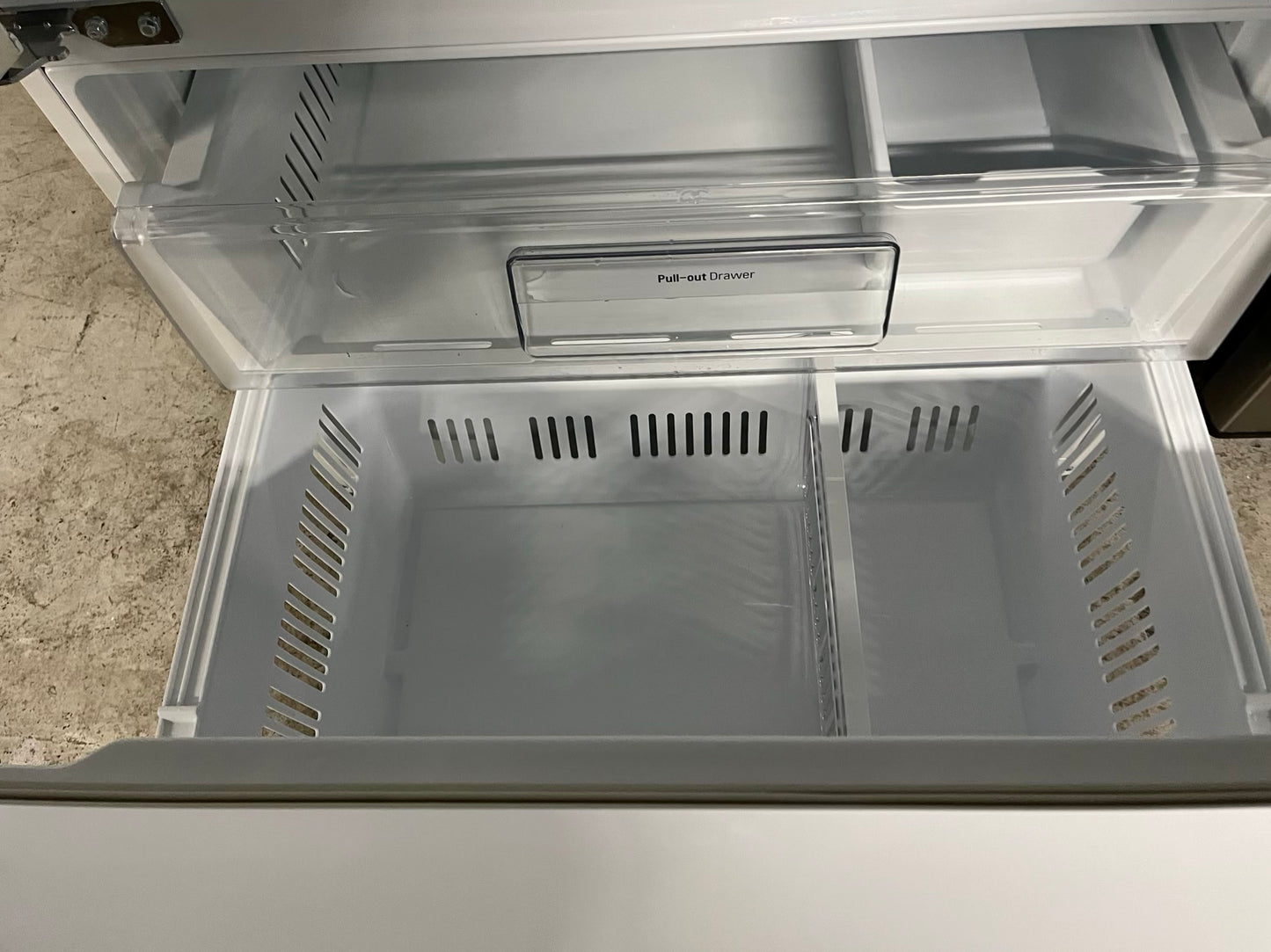 - LG French door Refrigerator in white w/ ice water dispenser 36" #RF518BB