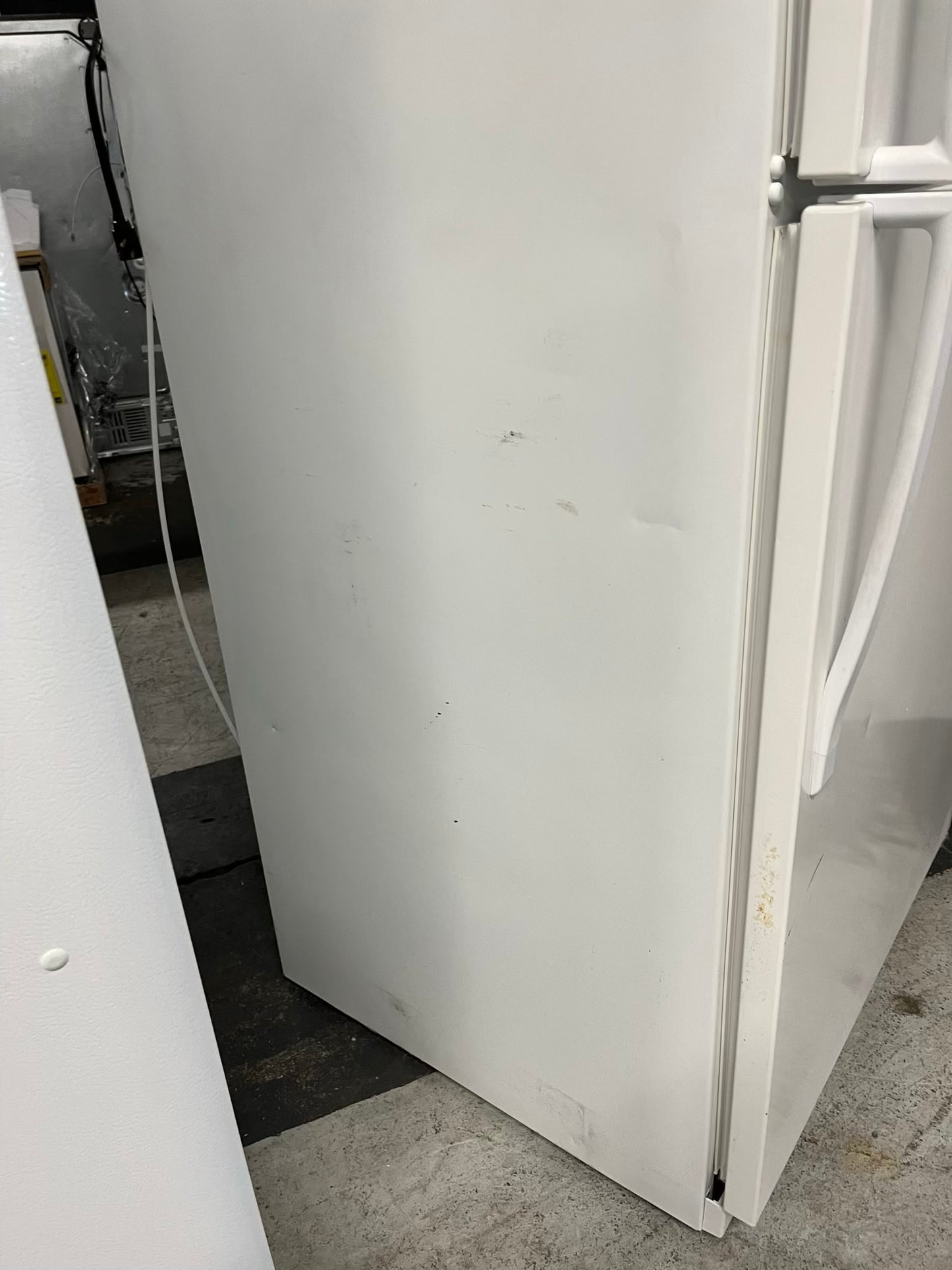 - Whirlpool Top freezer refrigerator in white 33" #RF893XB in Refurbished