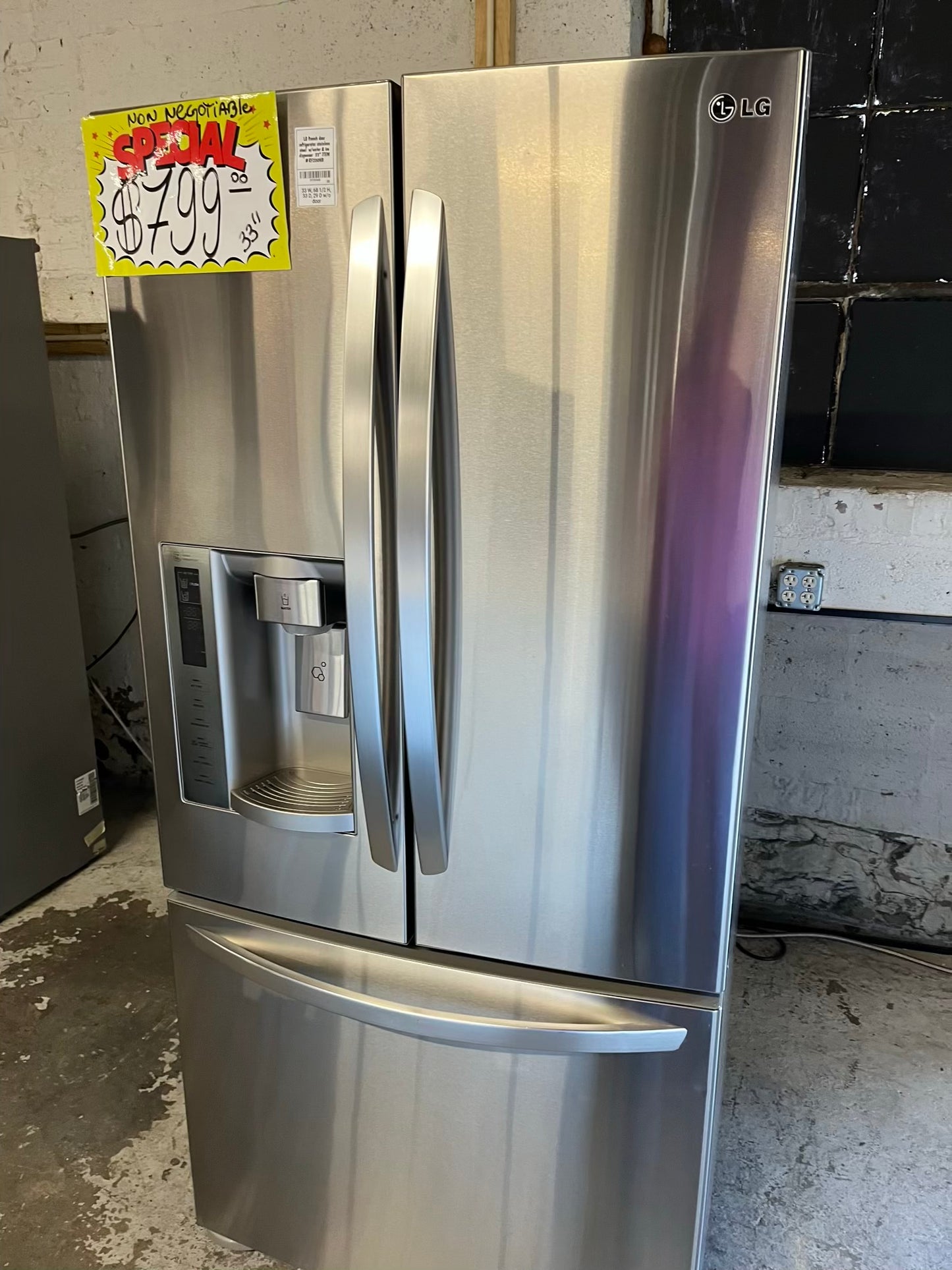 LG french door refrigerator stainless steel w/water & ice dispenser 33" ITEM #RF200NB