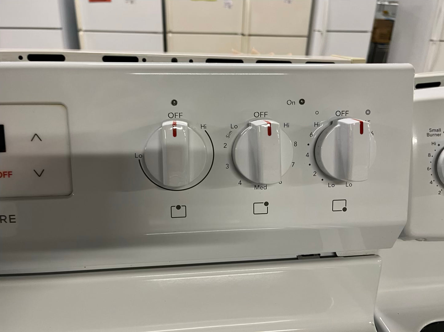 Frigidaire electric range 220v 5 burner warm zone bake broil in white Refurbished 30" #ER176RB