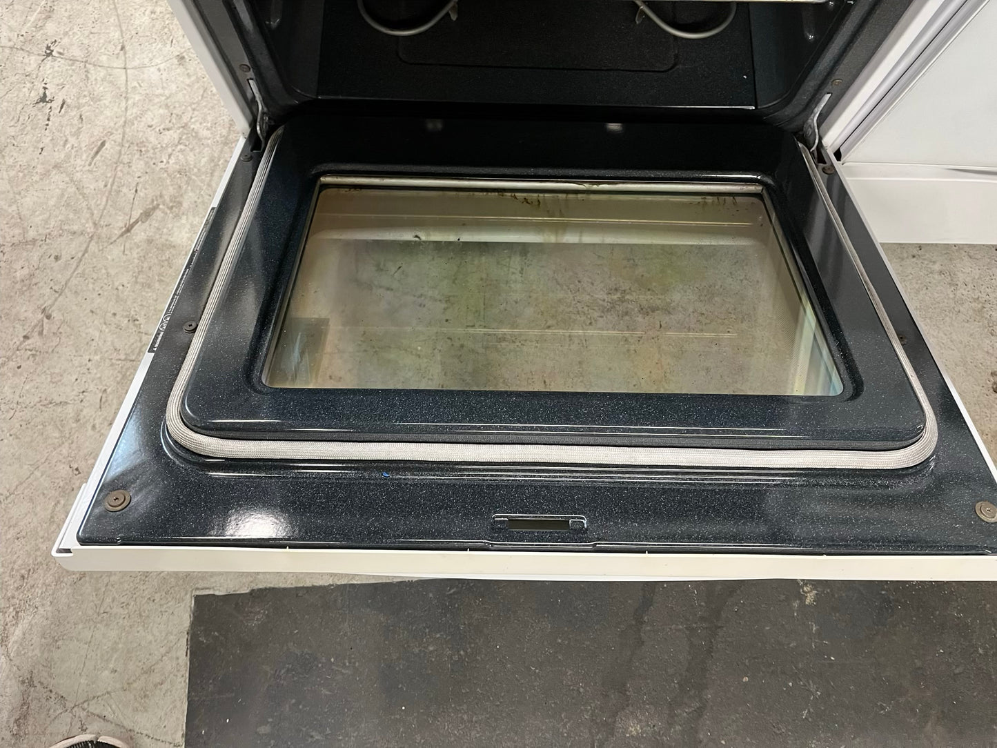 Frigidaire electric range 220v bake broil self clean in white Refurbished 30" #ER396XB-TR