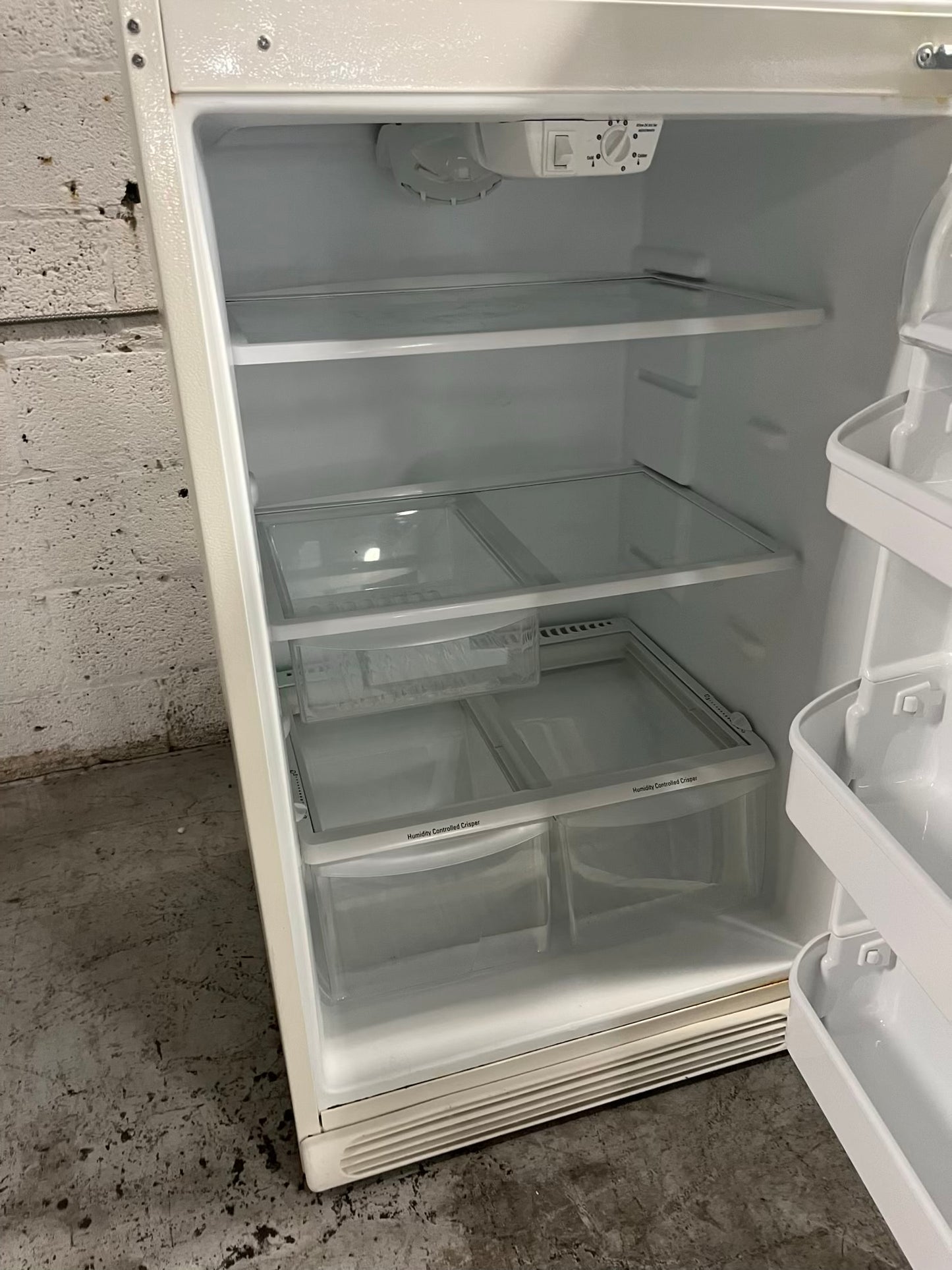 - Hotpoint top freezer refrigerator in white no ice maker 30" #RF903SB