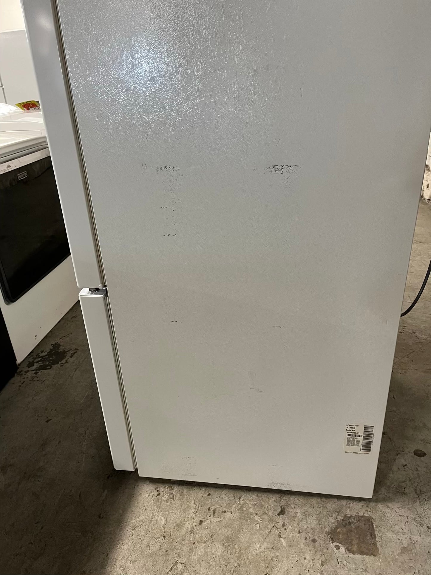 - LG French door Refrigerator in white w/ ice water dispenser 36" #RF518BB
