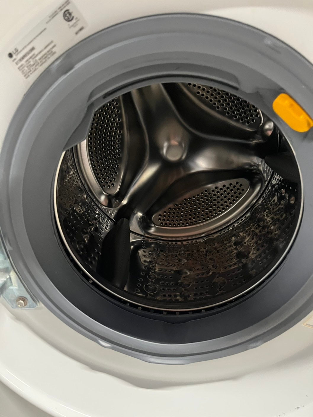 24” Lg Combo white 2.3 cu. ft. Compact All-In-One Washer/Dryer 120V #LG24CM2B
