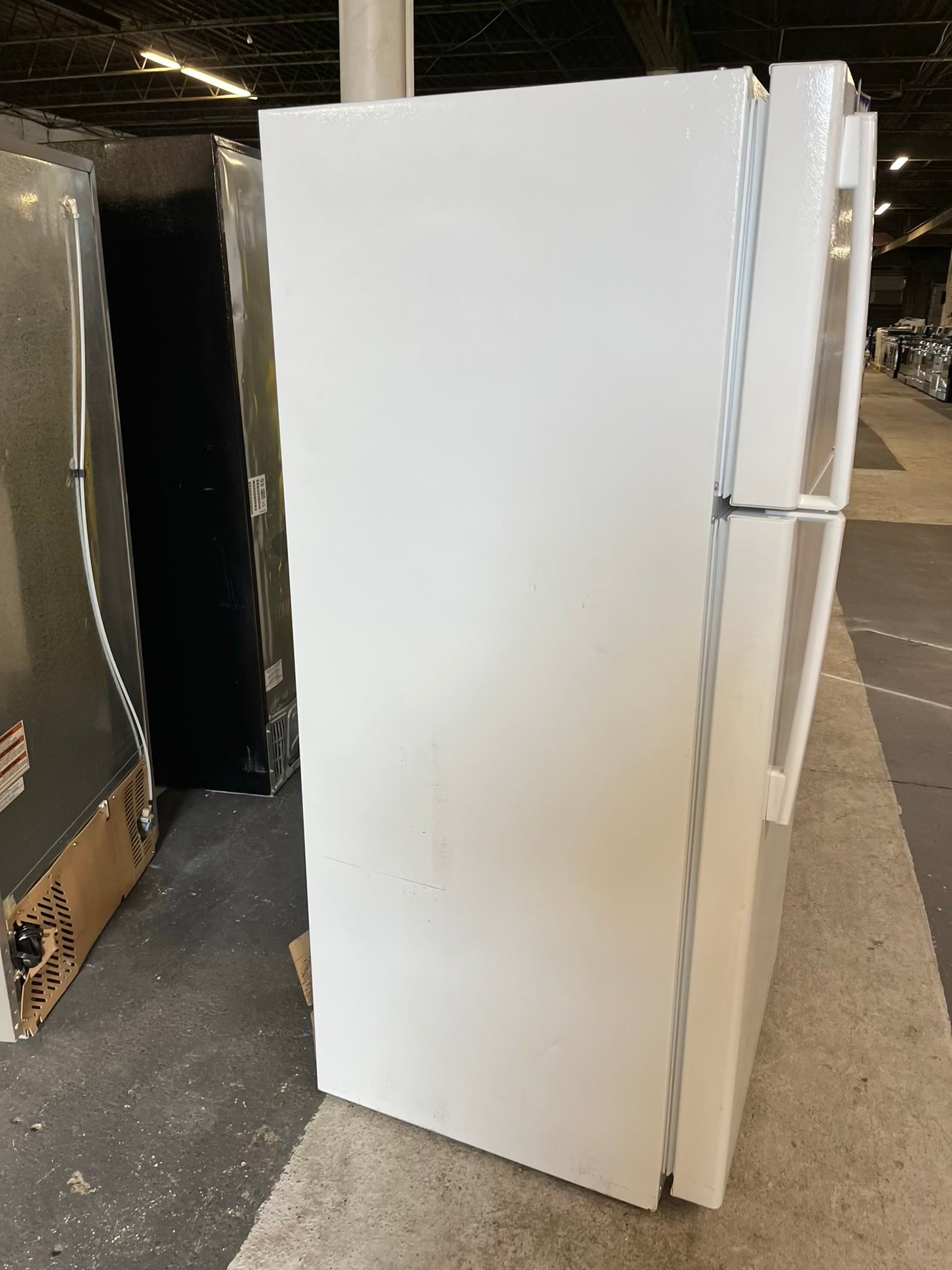 - GE top freezer refrigerator in white 28" ITEM #RF308TB