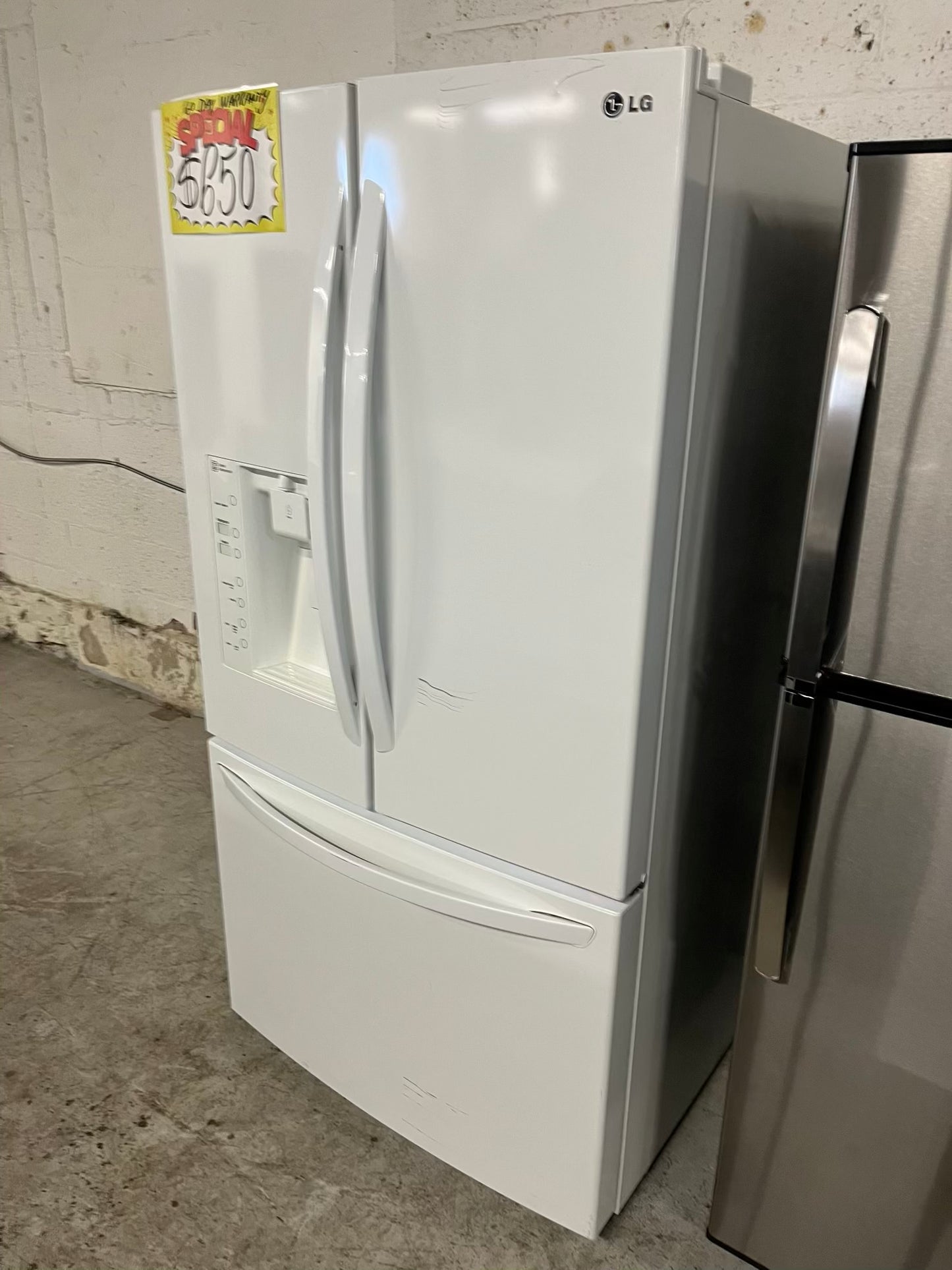 - LG French door Refrigerator in white w/ ice water dispenser 36" #RF518BB
