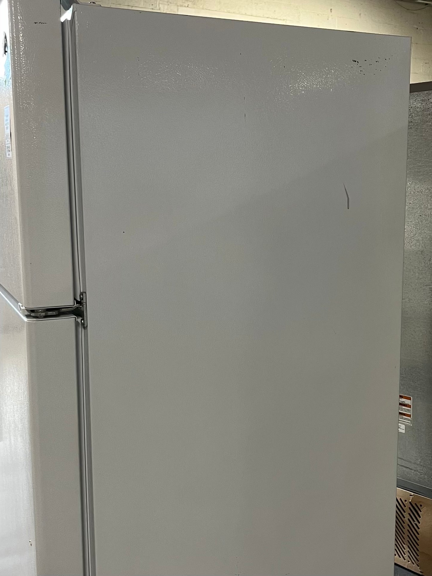 - GE top freezer refrigerator in white 28" ITEM #RF308TB