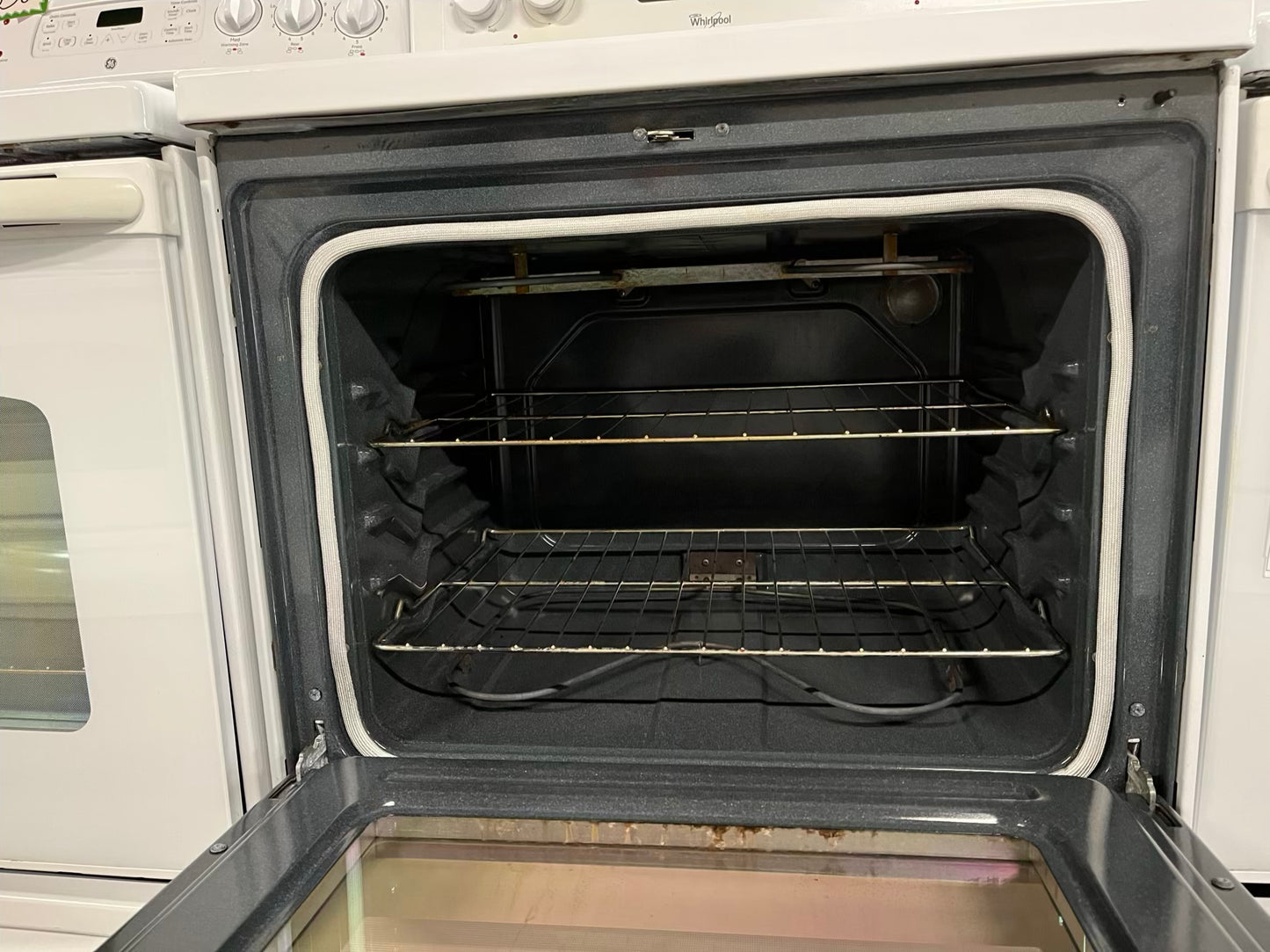Whirlpool electric 220v range 4 burner bake broil in white Refurbished 30" #ER939HB