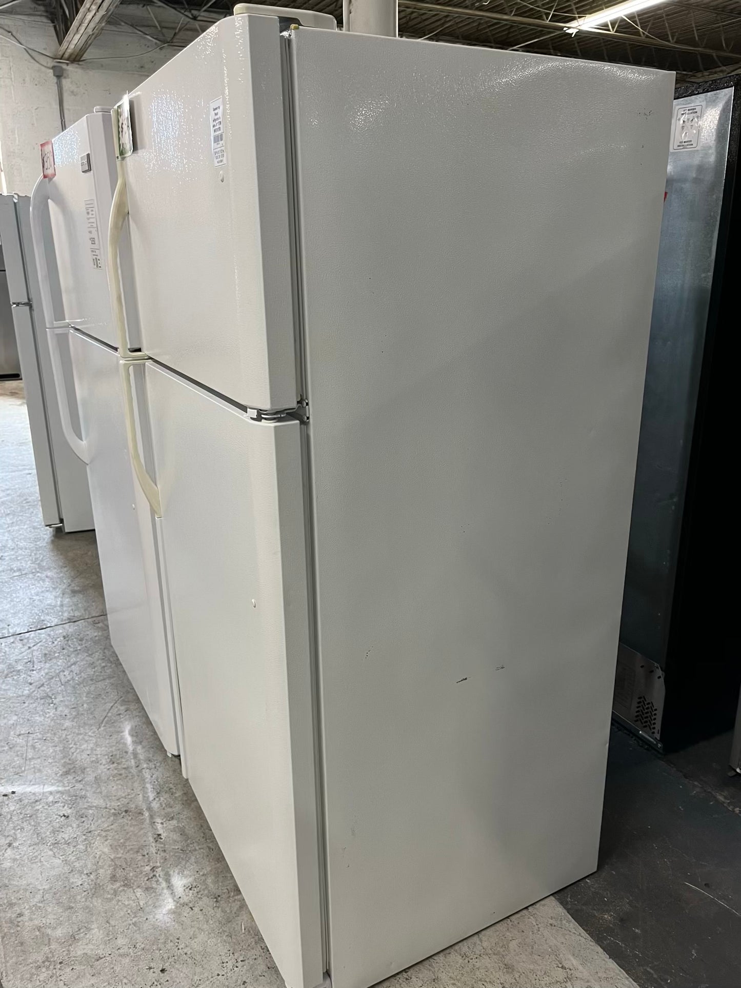 - Kenmore top freezer refrigerator in white 30" ITEM #RF307RB