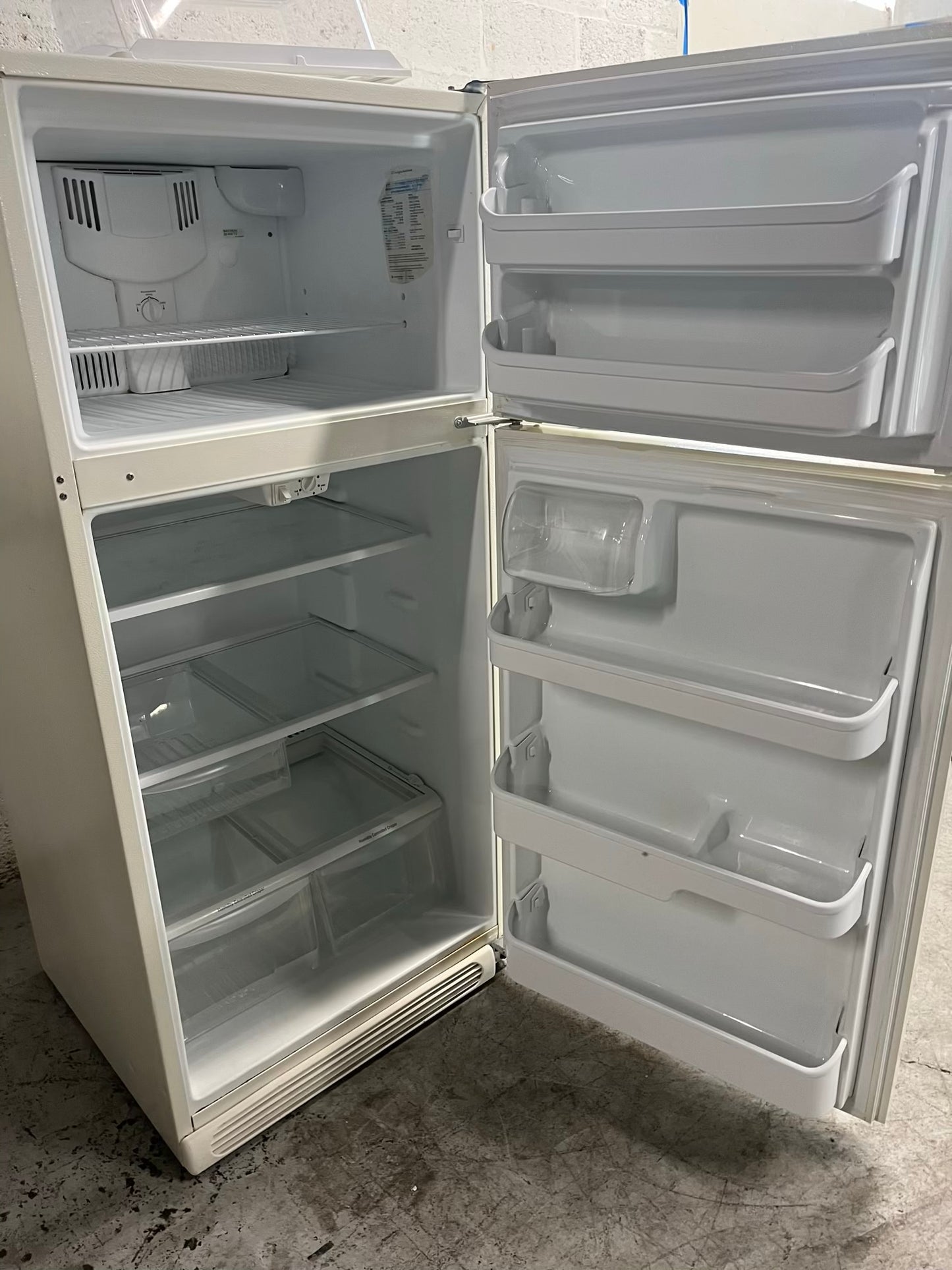 - Hotpoint top freezer refrigerator in white no ice maker 30" #RF903SB