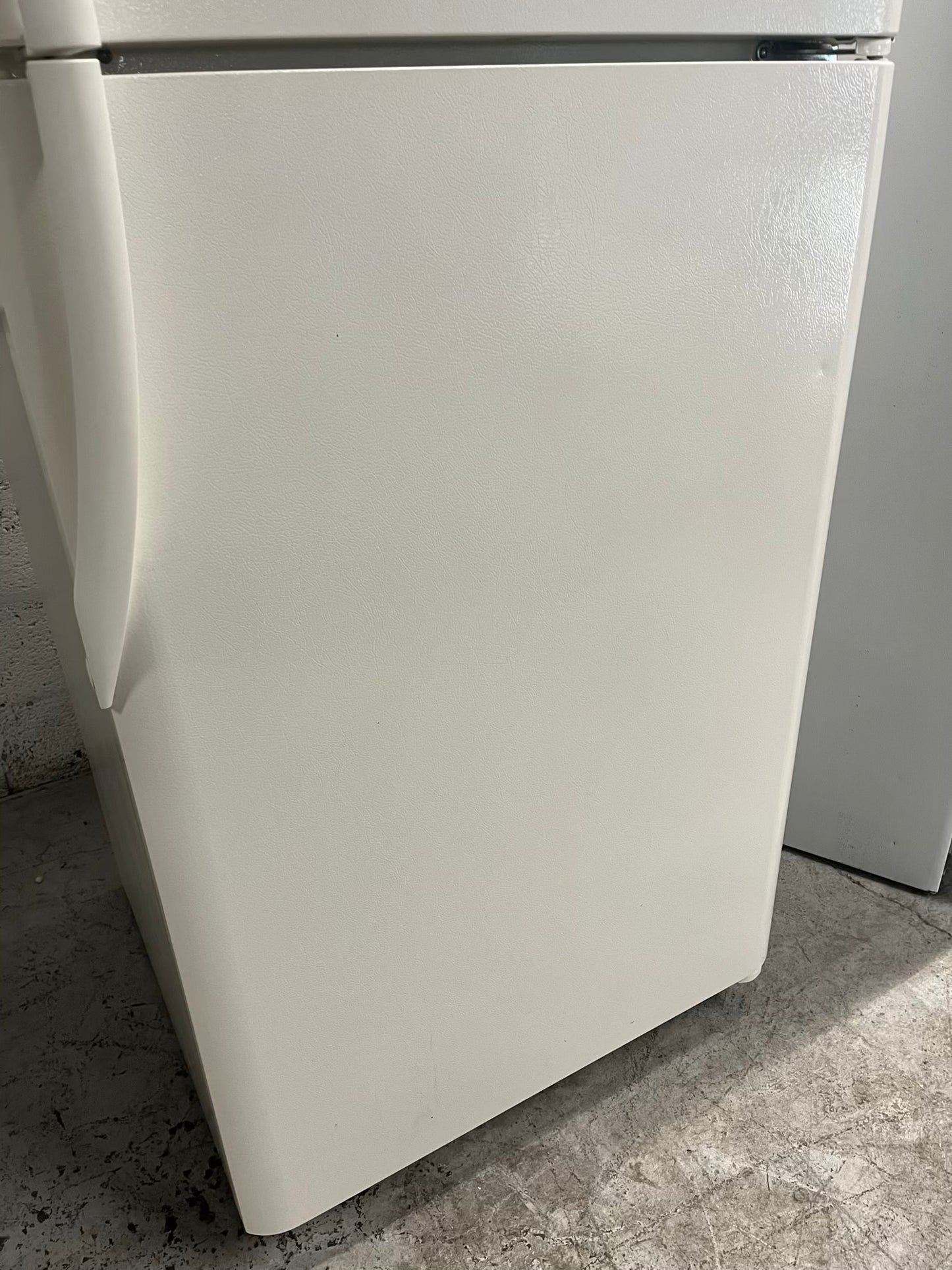 - Hotpoint top freezer refrigerator in white no ice maker 30" #RF903SB