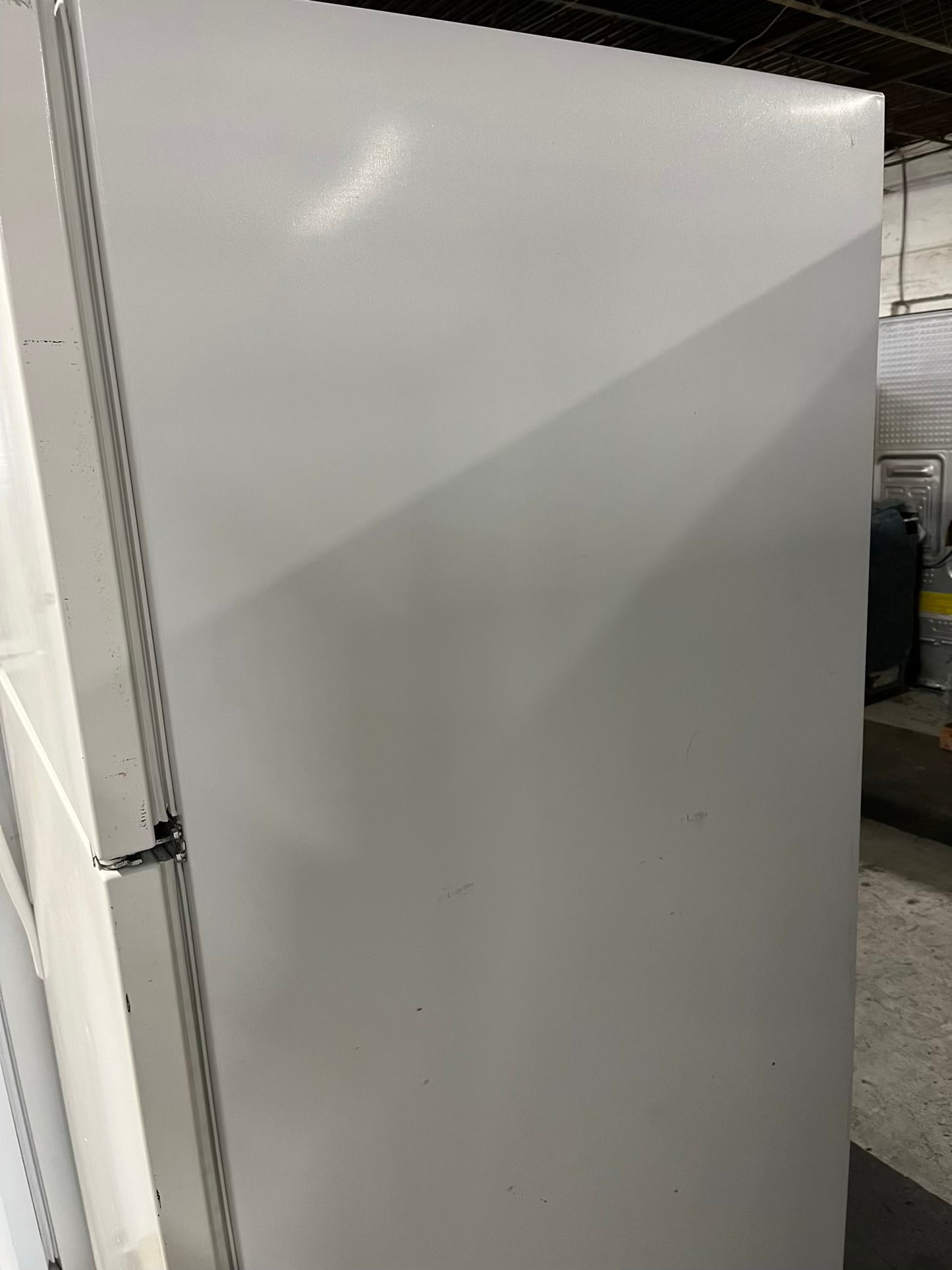 - Whirlpool Top freezer refrigerator in white 33" #RF893XB in Refurbished