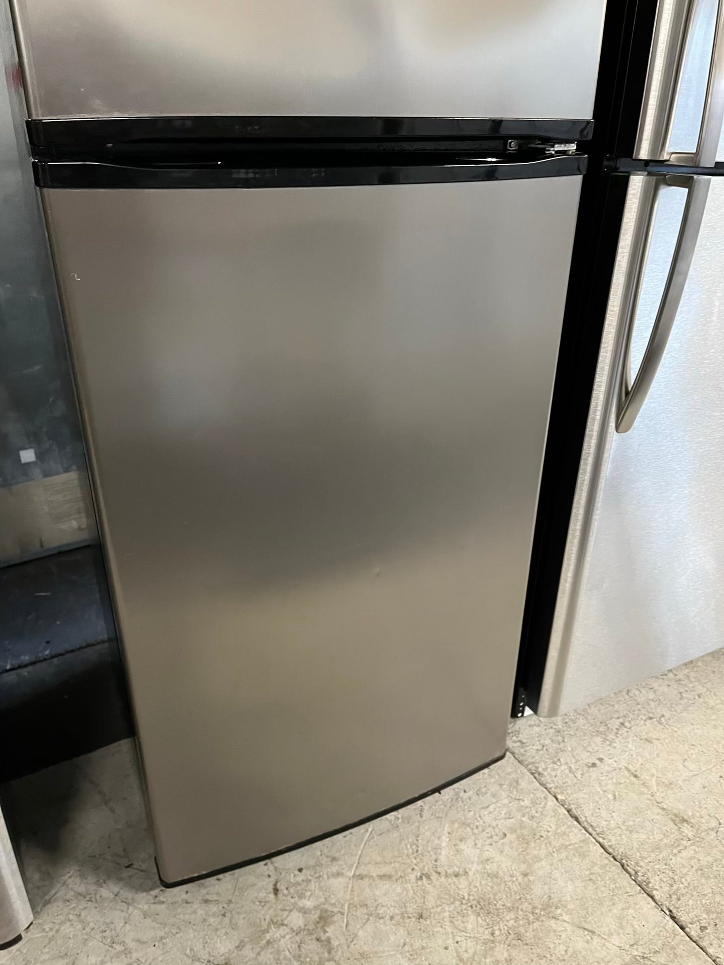 - Whirlpool top freezer refigerator stainless steel counter depth 28" #RF304YB