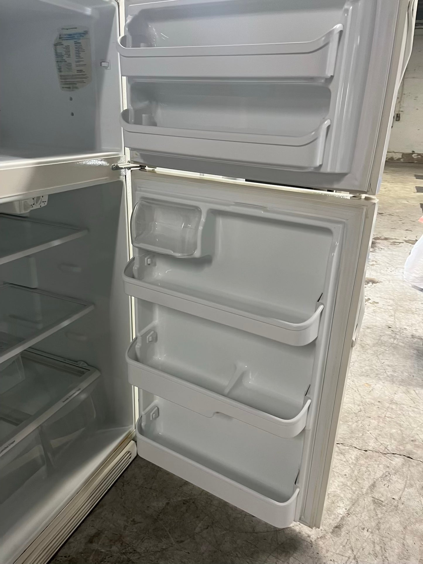 - Hotpoint top freezer refrigerator in white no ice maker 30" #RF903SB