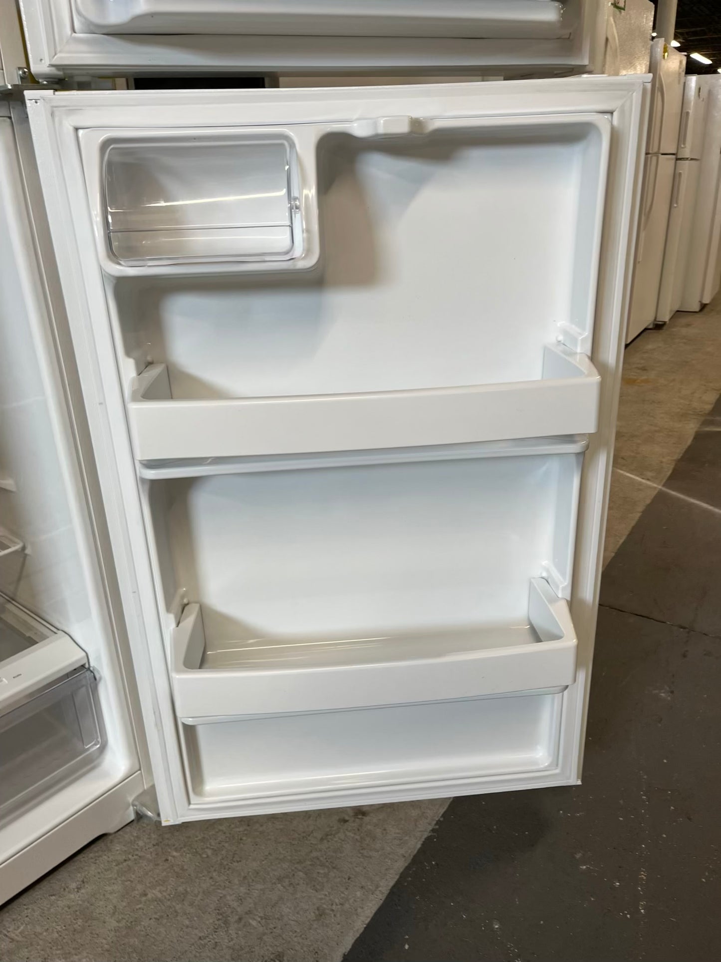 - GE top freezer refrigerator in white 28" ITEM #RF308TB