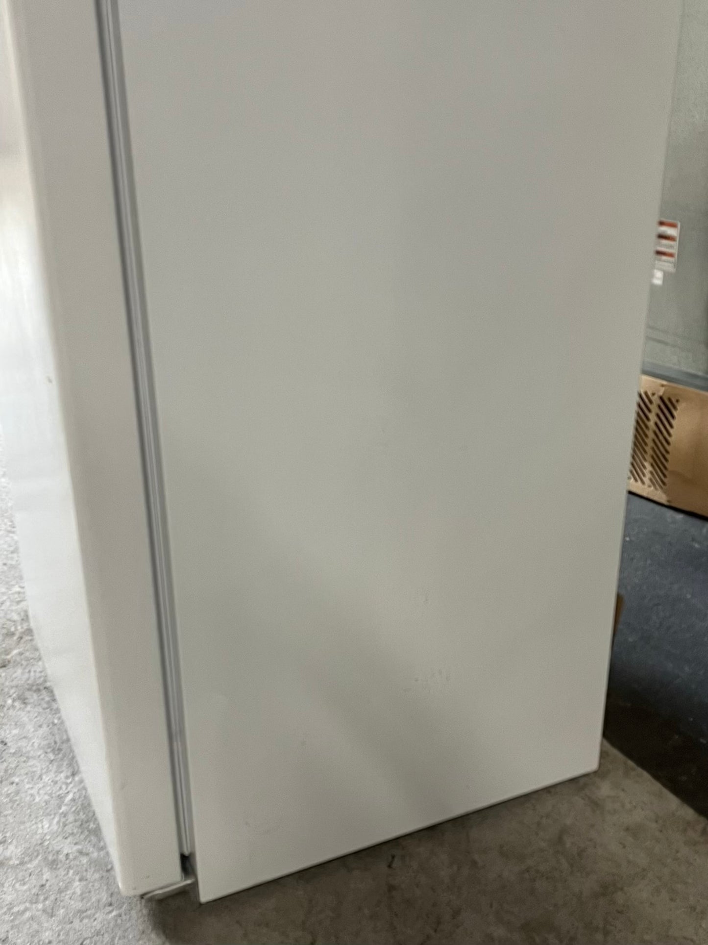 - GE top freezer refrigerator in white 28" ITEM #RF308TB