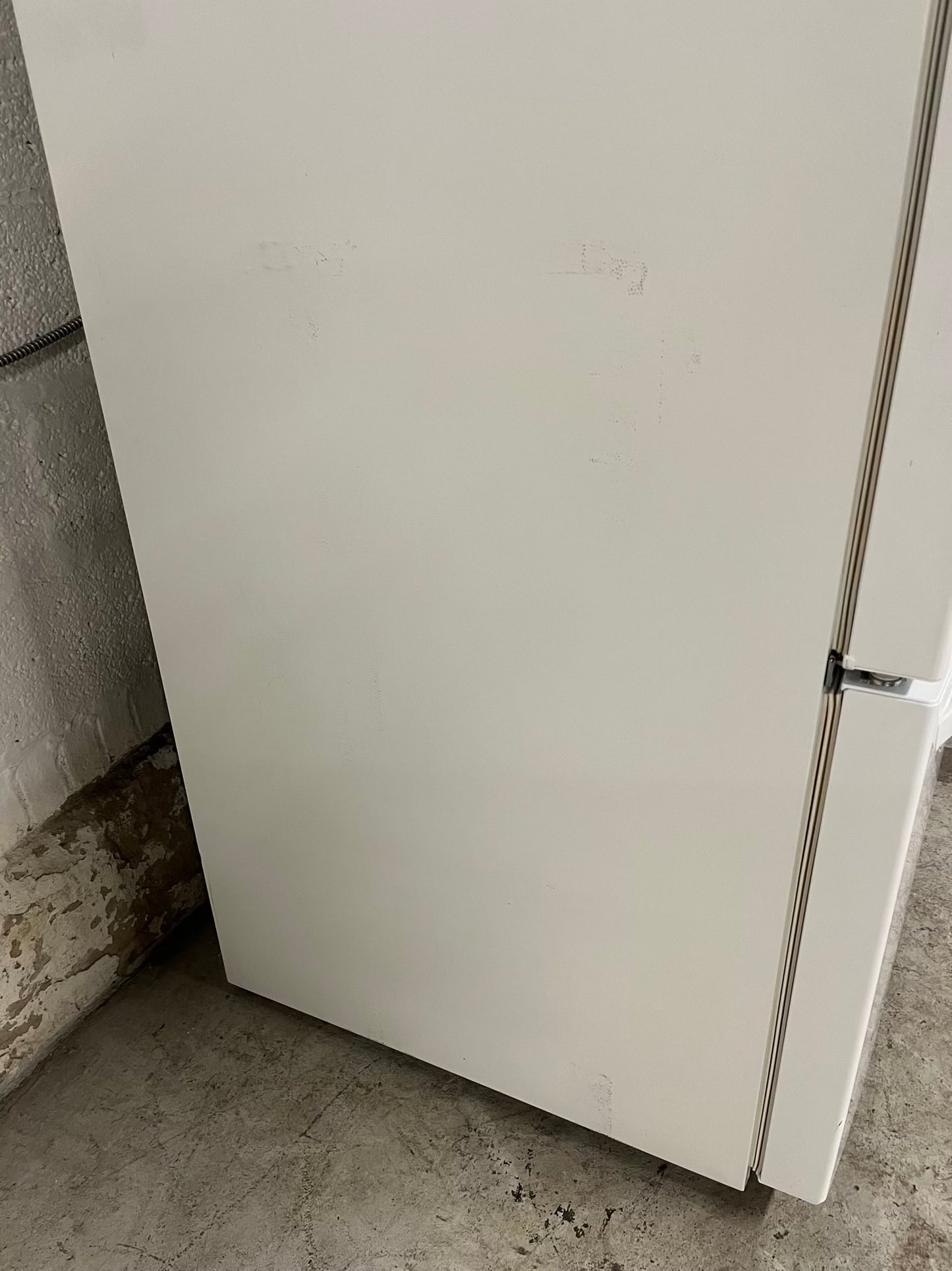 - LG French door Refrigerator in white w/ ice water dispenser 36" #RF518BB