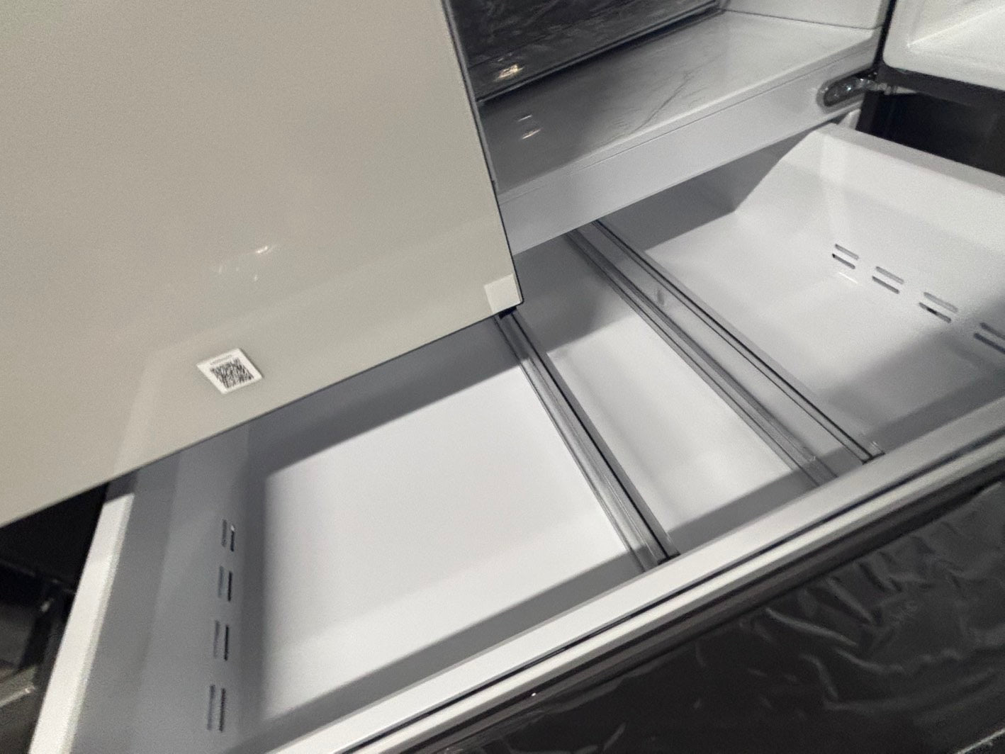 >Bespoke 4-Door French Door Smart Refrigerator, White (29 cu. ft.) Custom Bespoke 4-Door French Door Smart Refrigerator in White Glass features a Dual Ice Maker and Beverage Center with water
#RF29YYB