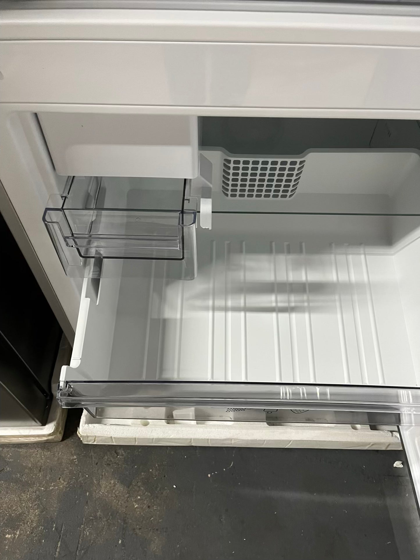 Open Box 📦 Bloomberg Bottom freezer Refrigerator stainless steel w/ice maker Item number #RF645EB 27 1/2” in