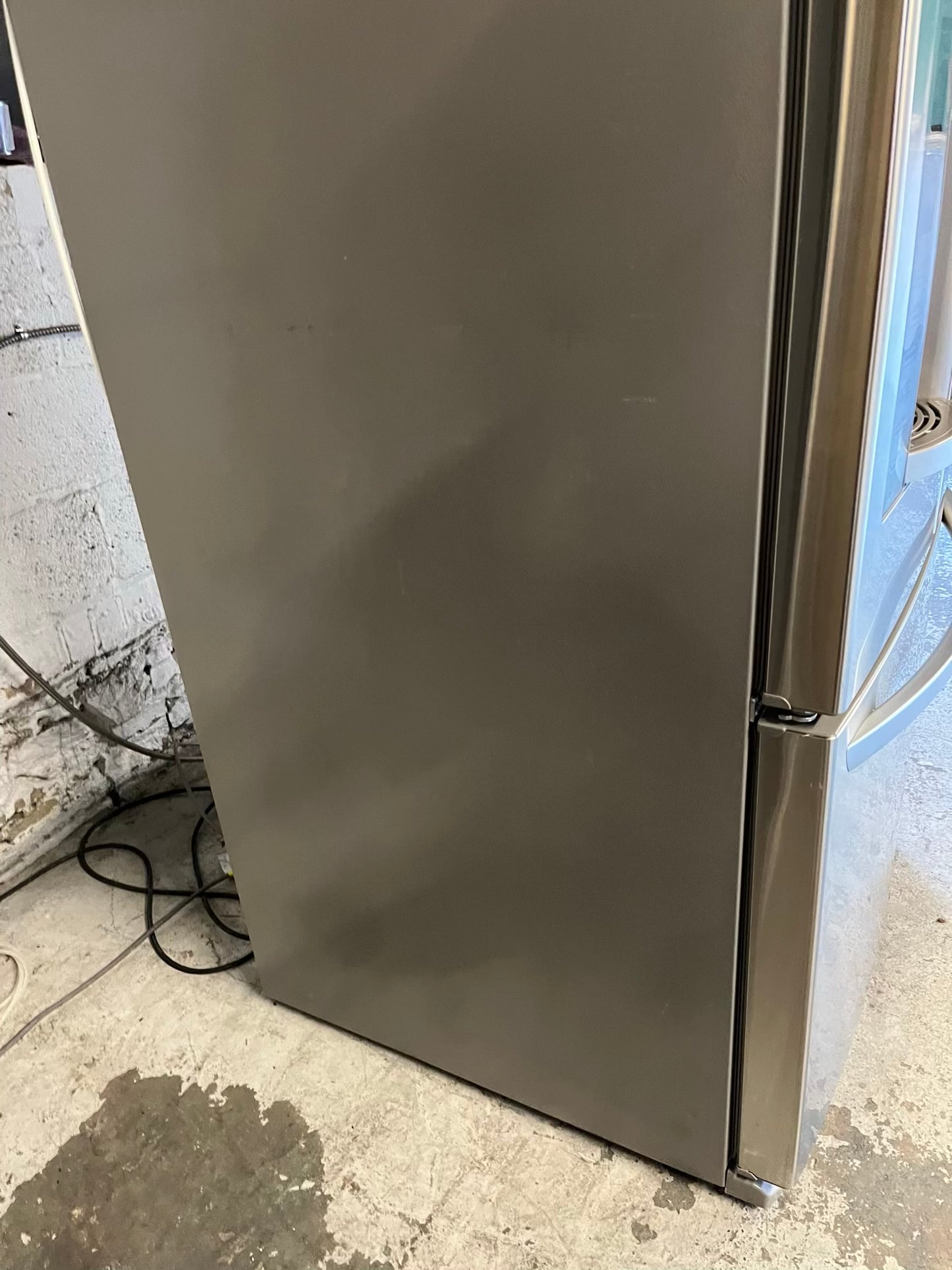 LG french door refrigerator stainless steel w/water & ice dispenser 33" ITEM #RF200NB