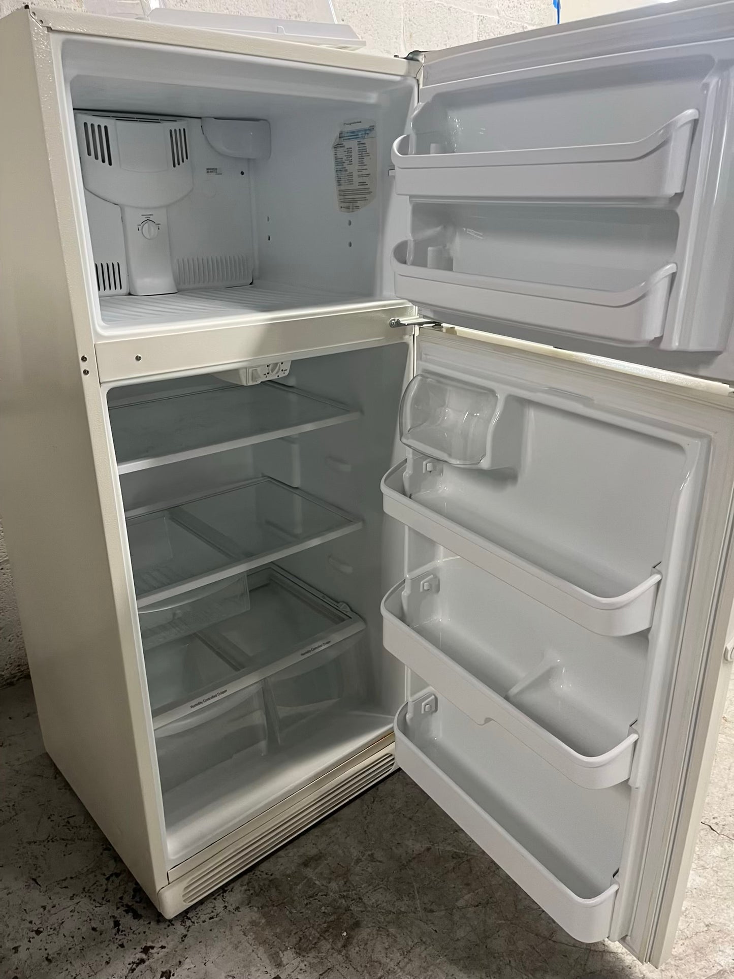 - Hotpoint top freezer refrigerator in white no ice maker 30" #RF903SB