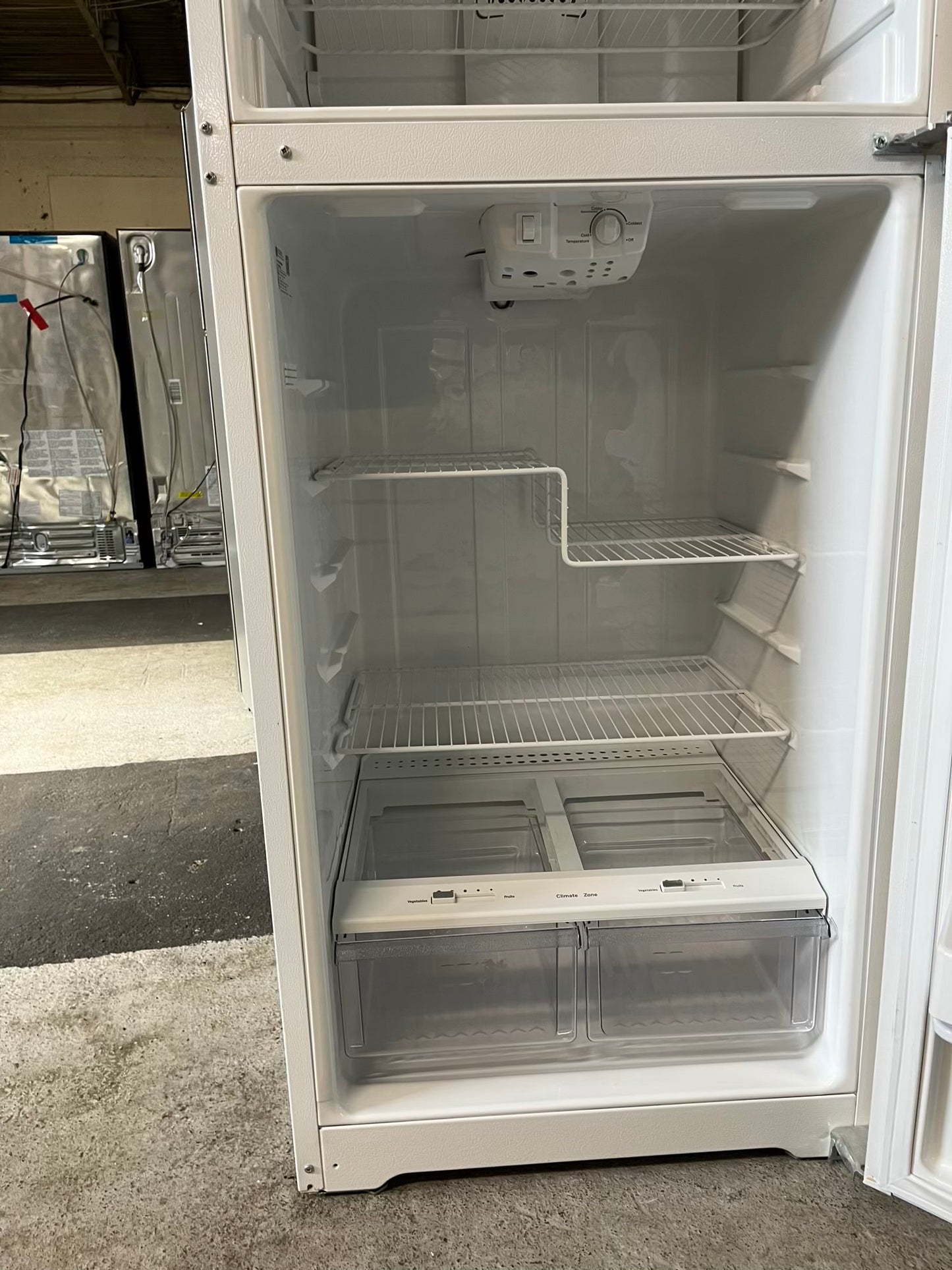 - GE top freezer refrigerator in white 28" ITEM #RF308TB