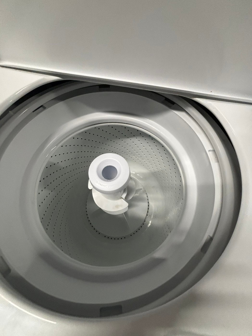 Amana 3.5 cu. ft. Top Load Washer has a Deep Water Wash option that fills the porcelain tub wash basket with more water to help break down loose soils. It also has a heavy-duty cycle for deep stains TWAM377WL