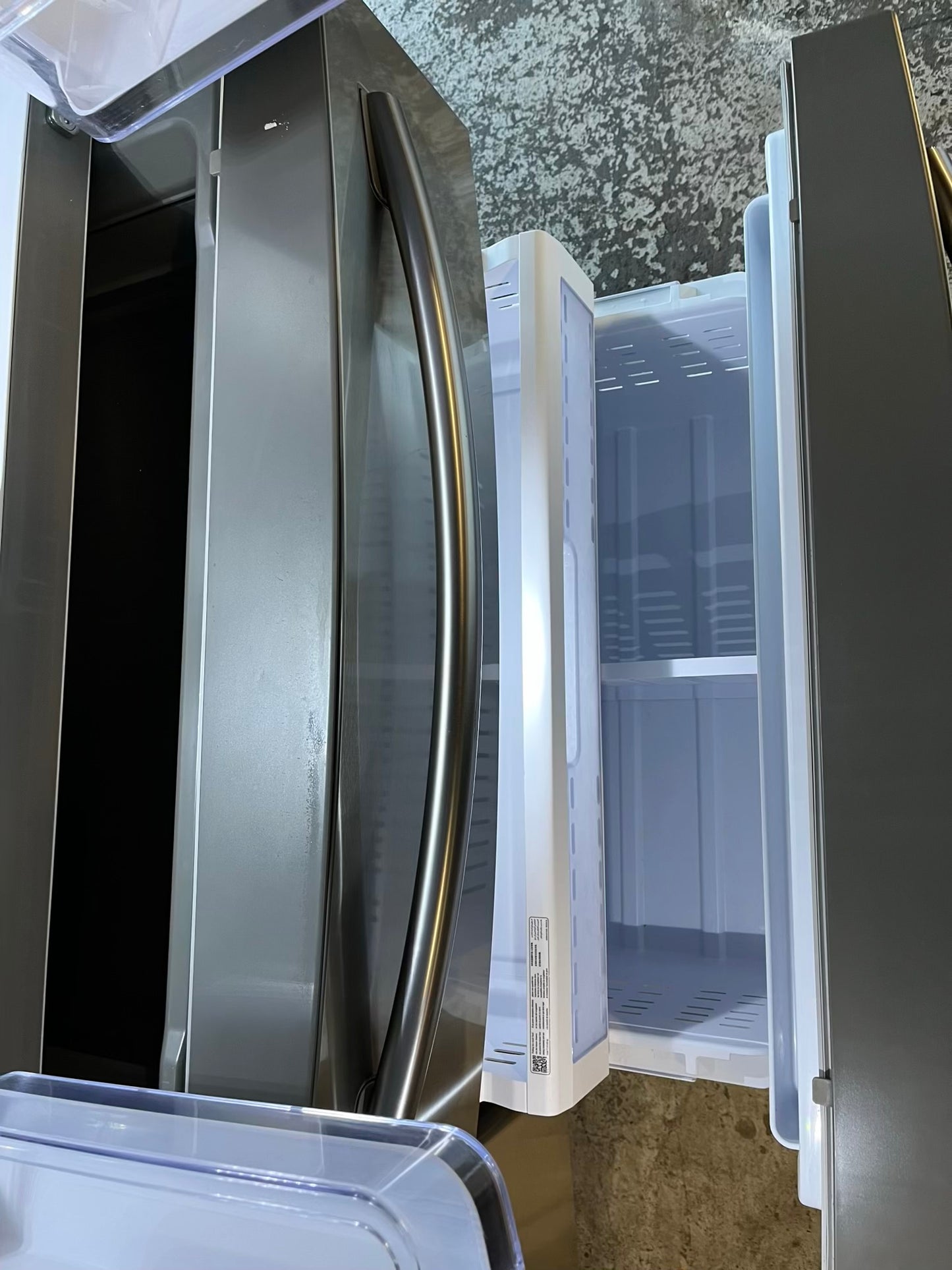 - Samsung four door refrigerator family hub stainless steel w/ice and water dispenser used-refurbished 30” #RF134XB