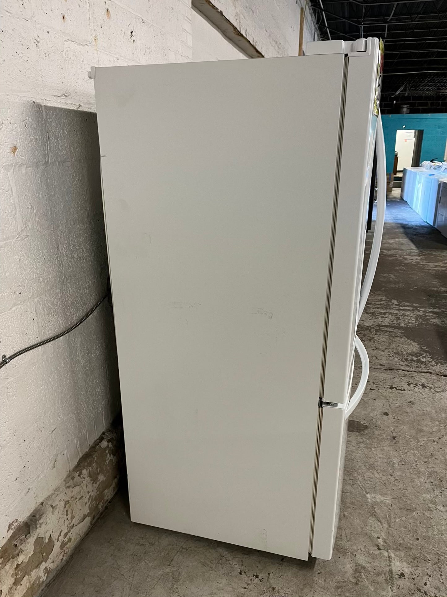 - LG French door Refrigerator in white w/ ice water dispenser 36" #RF518BB