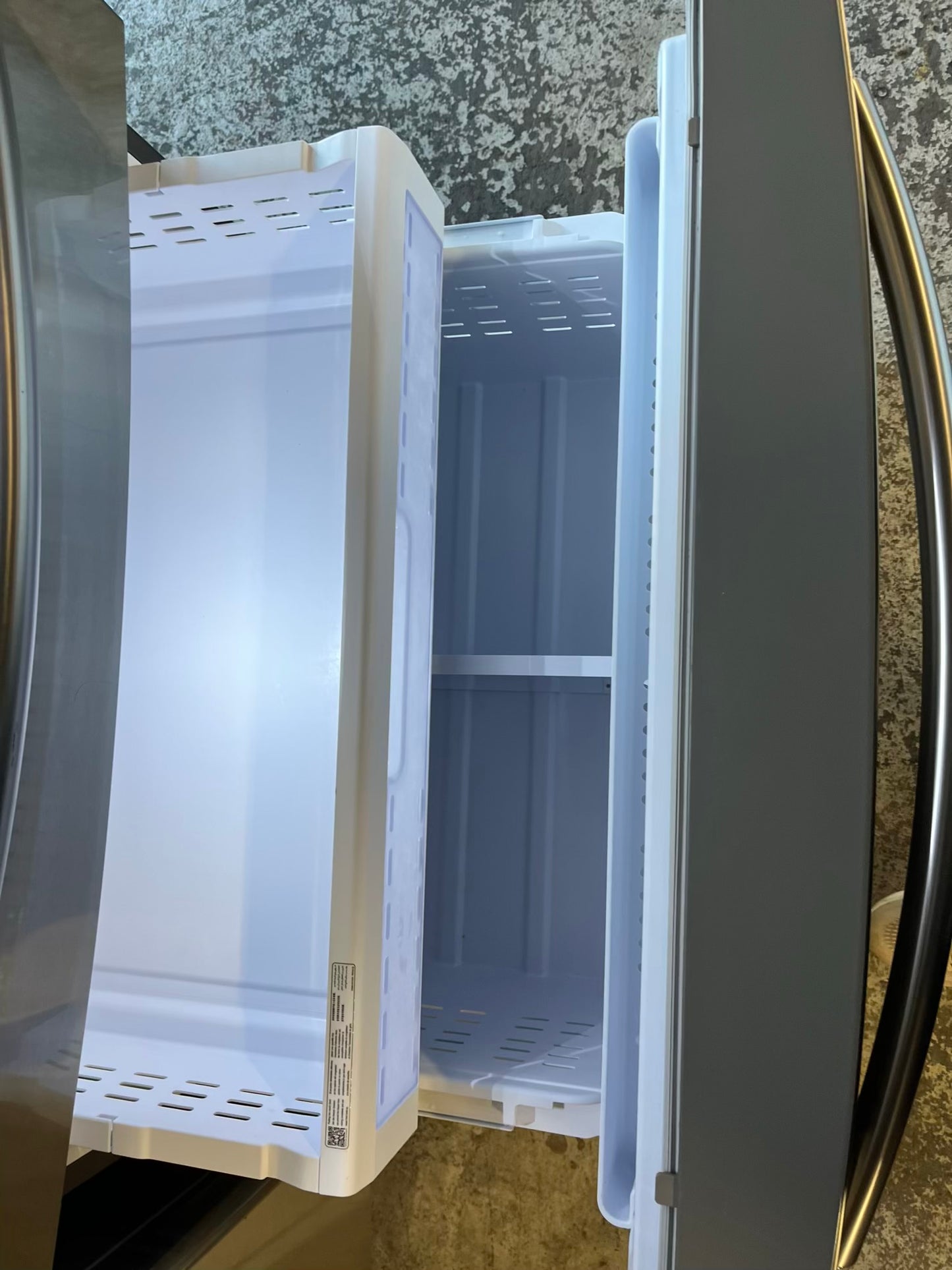 - Samsung four door refrigerator family hub stainless steel w/ice and water dispenser used-refurbished 30” #RF134XB