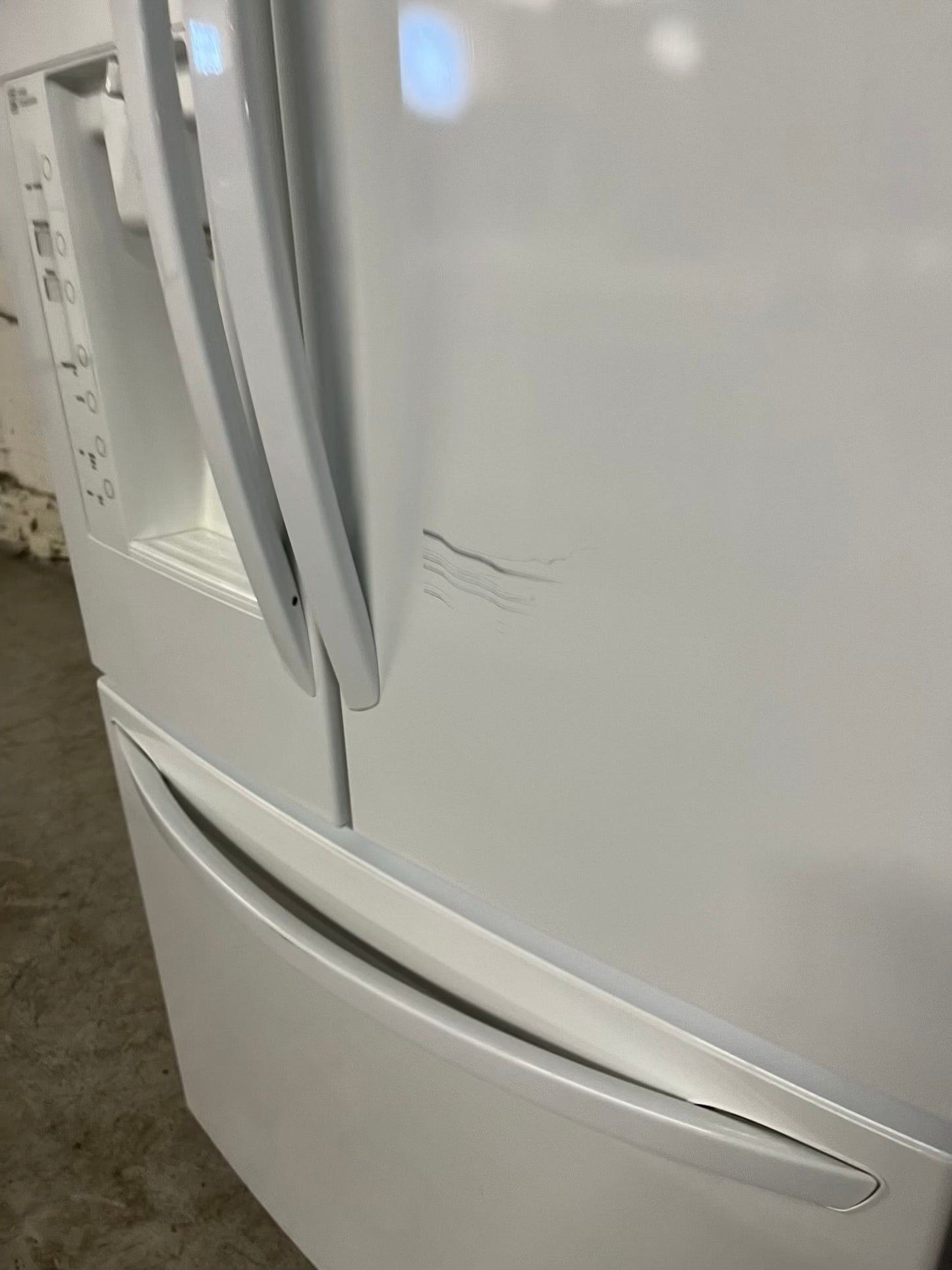 - LG French door Refrigerator in white w/ ice water dispenser 36" #RF518BB