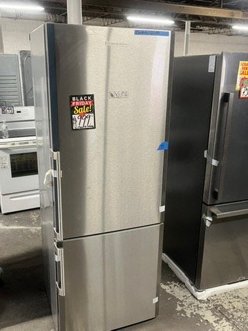 🎁🎄Holiday sale‼️Open Box 📦 Bloomberg Bottom freezer  Refrigerator stainless steel w/ice maker Item number #RF65VB