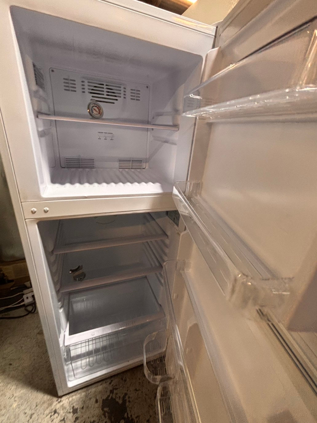>*top freezer refrigerator working 💯 white color  24" used ,refurbished #RSA5DB