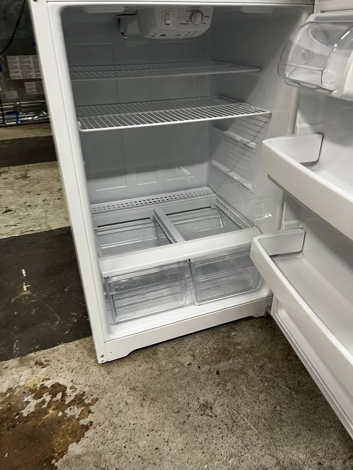 * Hotpoint top freezer refrigerator in white no ice maker 28" #RF903SB