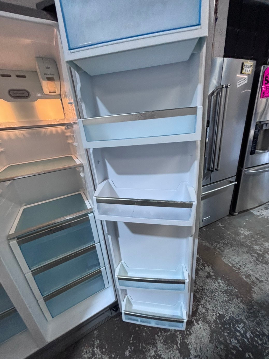 >*36”Bosch counter depth side by side doors  fridge stainless steel color  (ice maker  doesn’t work) only water 💦 dispenser works !doesn’t affect on the others functions. 36” #BS41VWB