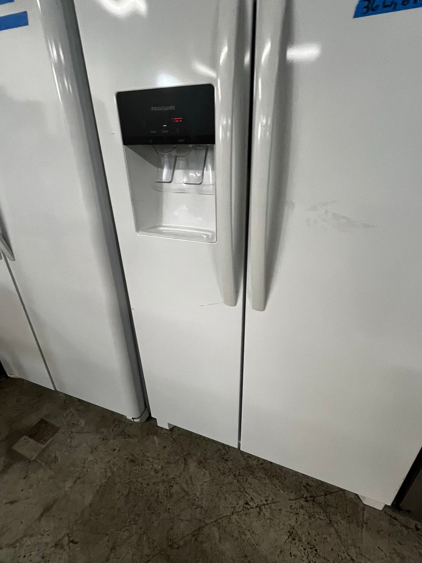 *🎉 Black Friday ⚡️ Frigidaire side by side Refrigerator w/ ice water dispenser  in white gently used - like new 36” #RF93741B