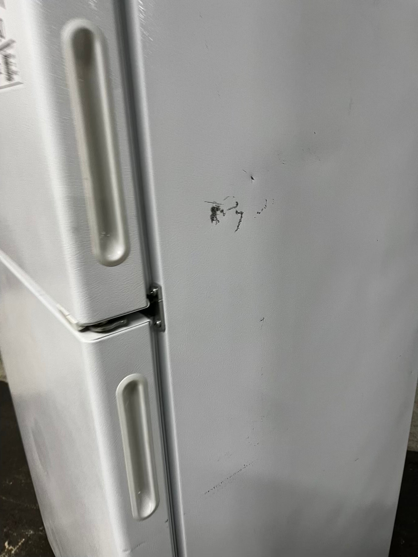 * Hotpoint top freezer refrigerator in white no ice maker 28" #RF903SB