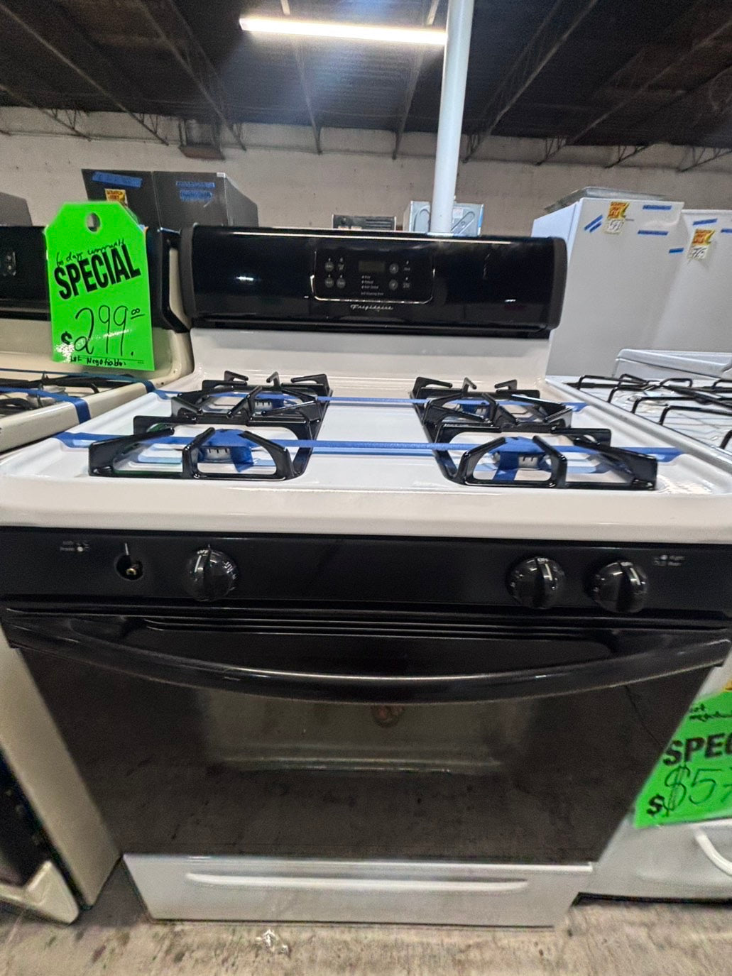 >*sale🔥frigidaire Gas range 4 burner bake broil Hi/Lo self clean in  white & black used-Refurbished 30” #FGH3D7B