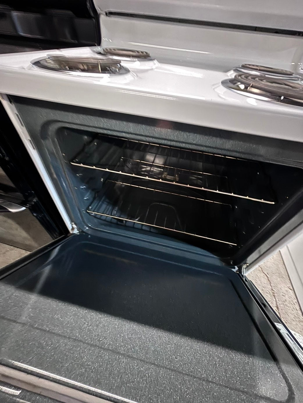 >*hot point white electric coil top range coil 220v bake /Broil 4 burner used-Refurbished  great condition 30" #HEF95B