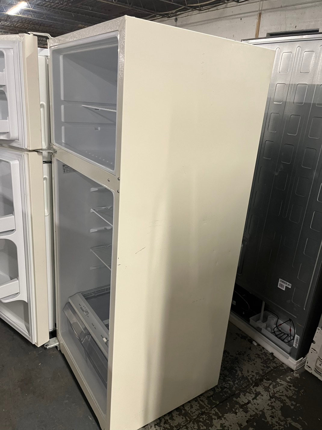 =28”Ge top freezer fridge off white used-refurbished #RFL56BB