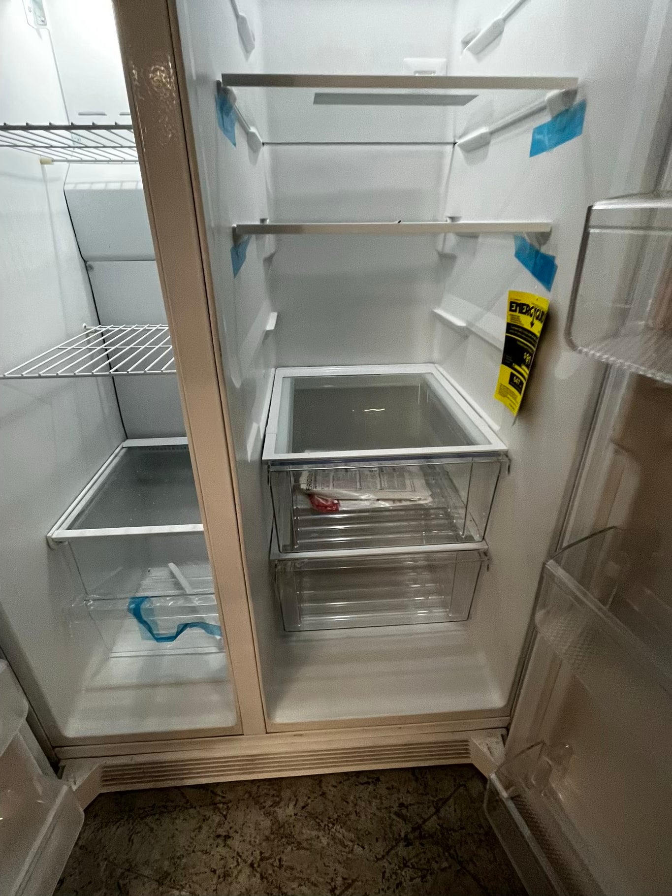 *🎉 Black Friday ⚡️ Frigidaire side by side Refrigerator w/ ice water dispenser  in white gently used - like new 36” #RF93741B