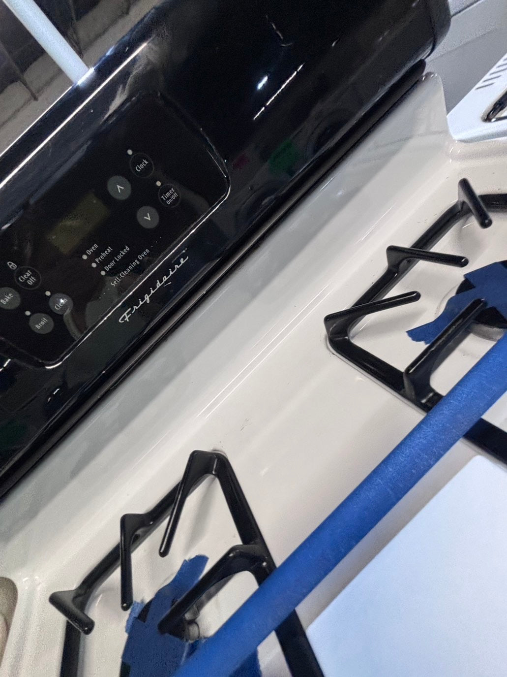 >*sale🔥frigidaire Gas range 4 burner bake broil Hi/Lo self clean in  white & black used-Refurbished 30” #FGH3D7B