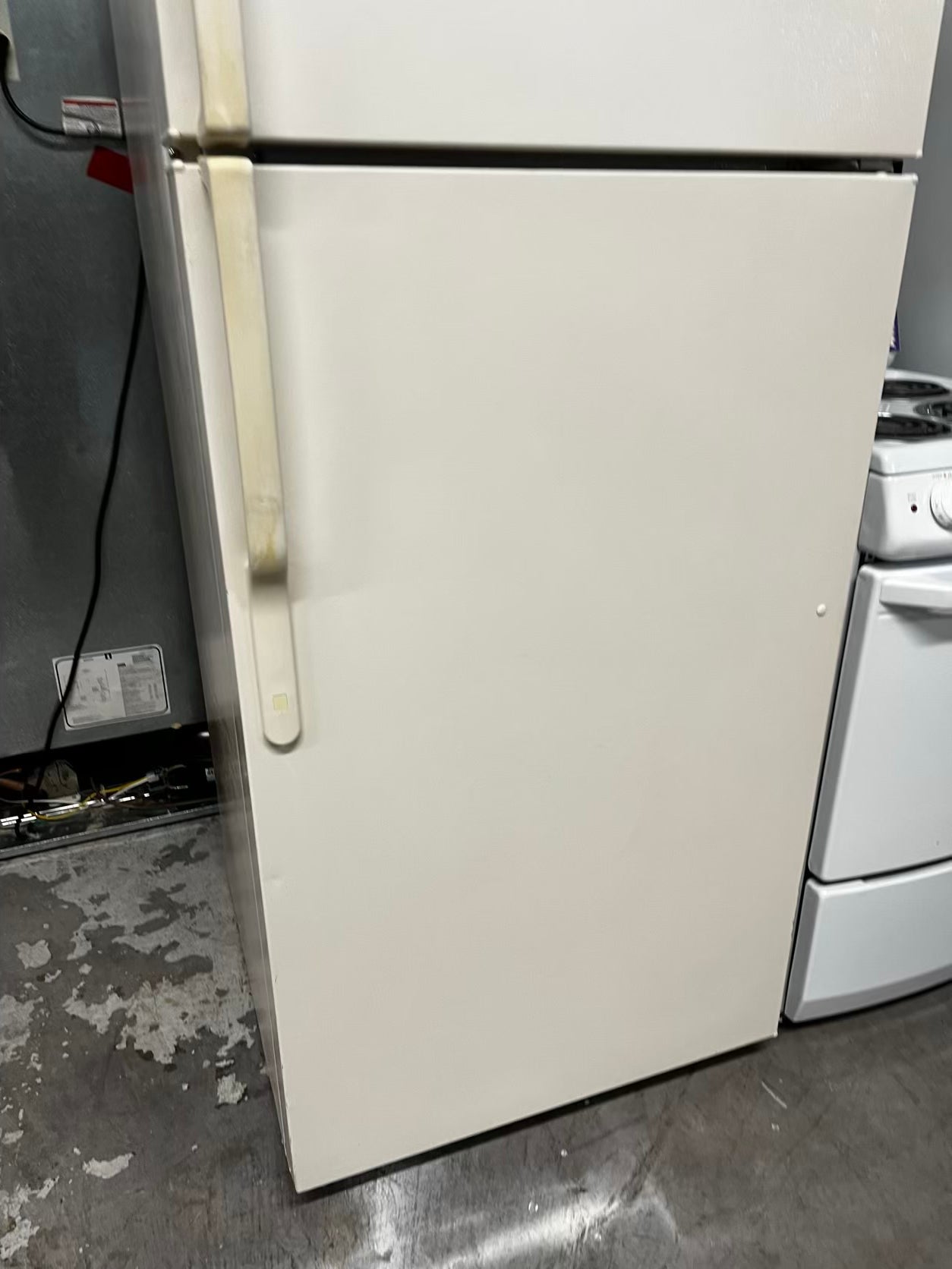 🎄Holiday Sale 🎁 GE top freezer refrigerator in off white used refurbished 28” #RF97352B