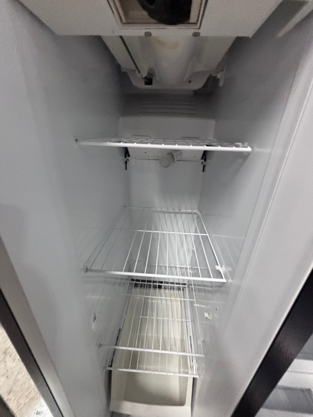 >>36” GE side by side Refrigerator and freezer silver (ice maker & water doesn’t work) doesn’t affect on the others functions.#ARW773B