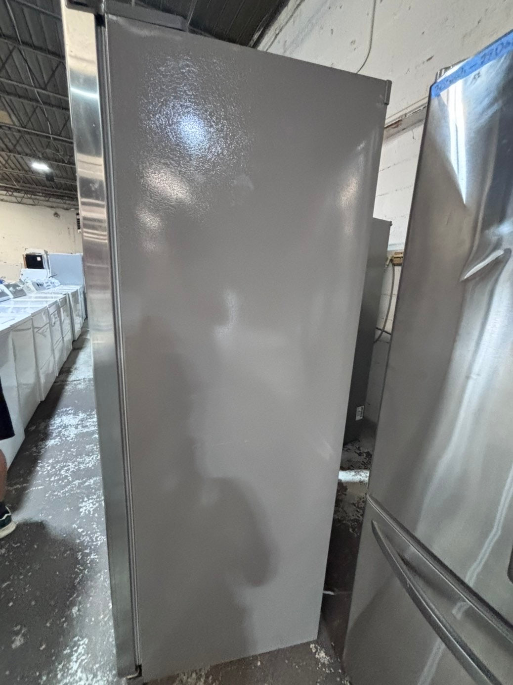 >*36”Bosch counter depth side by side doors  fridge stainless steel color  (ice maker  doesn’t work) only water 💦 dispenser works !doesn’t affect on the others functions. 36” #BS41VWB