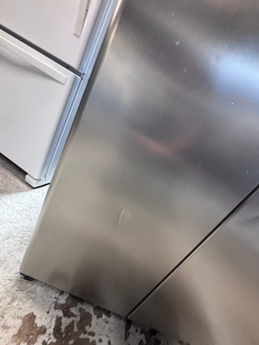 >>36” GE side by side Refrigerator and freezer silver (ice maker & water doesn’t work) doesn’t affect on the others functions.#ARW773B