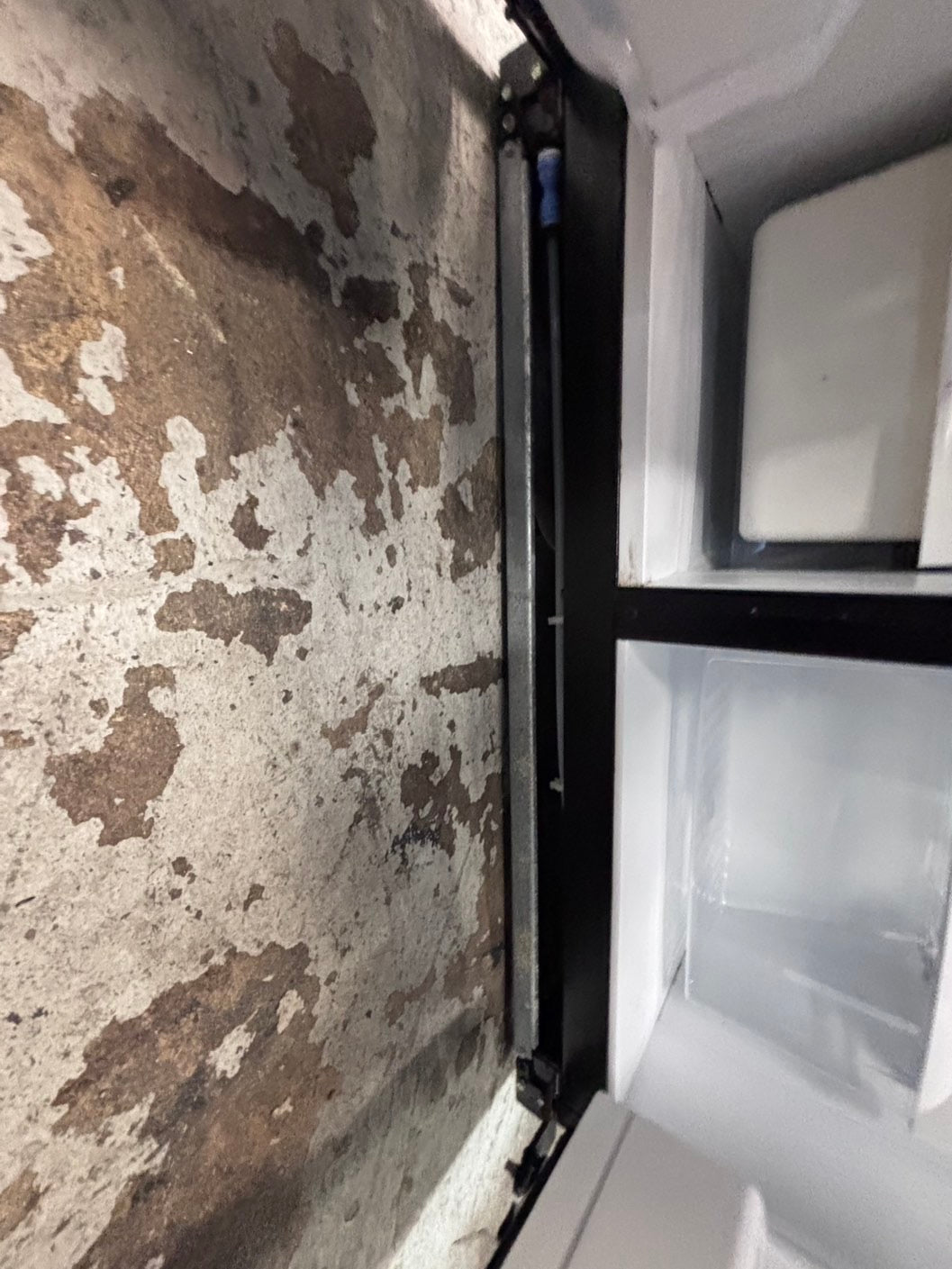 >>36” GE side by side Refrigerator and freezer silver (ice maker & water doesn’t work) doesn’t affect on the others functions.#ARW773B