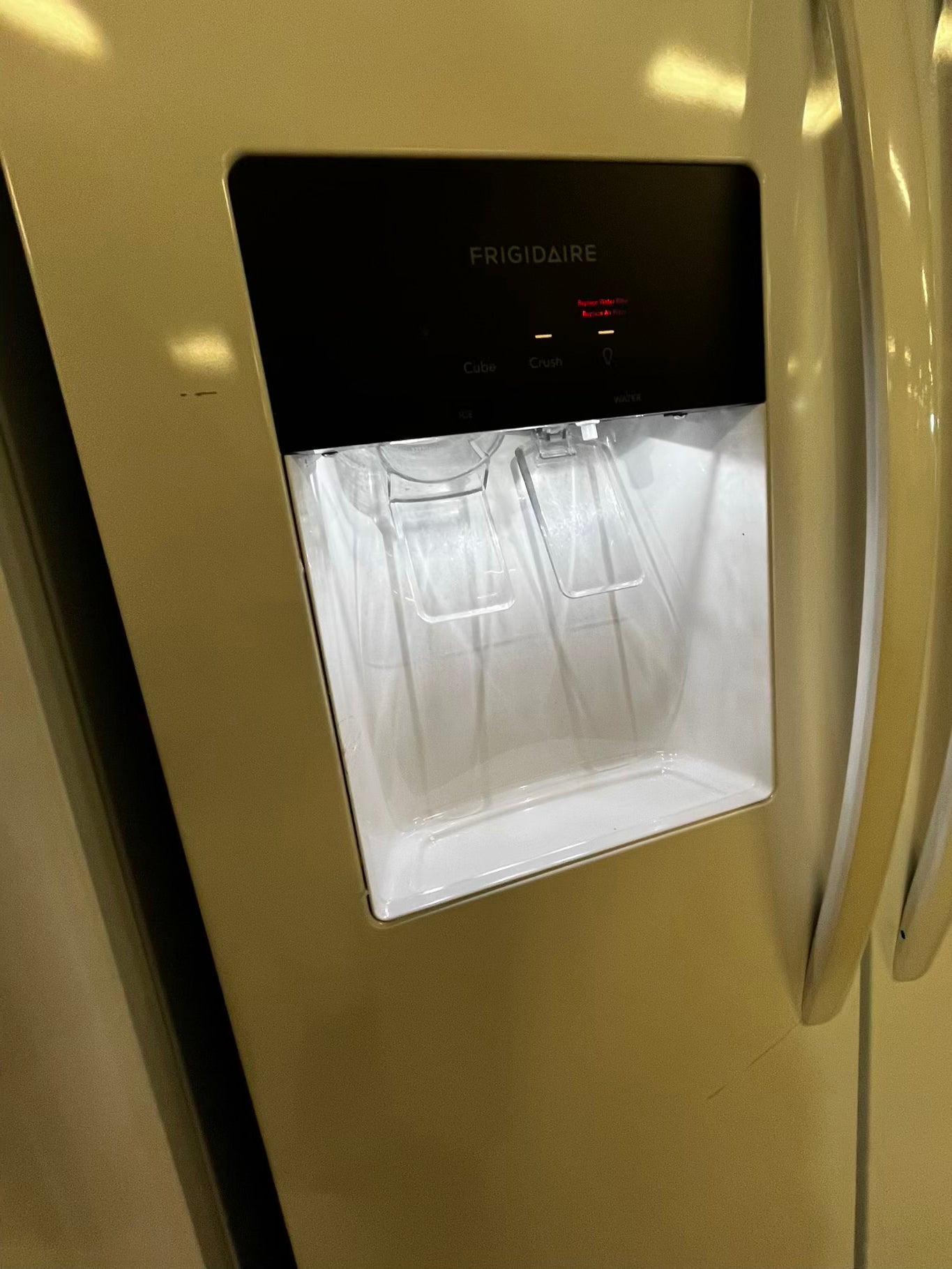 *🎉 Black Friday ⚡️ Frigidaire side by side Refrigerator w/ ice water dispenser  in white gently used - like new 36” #RF93741B