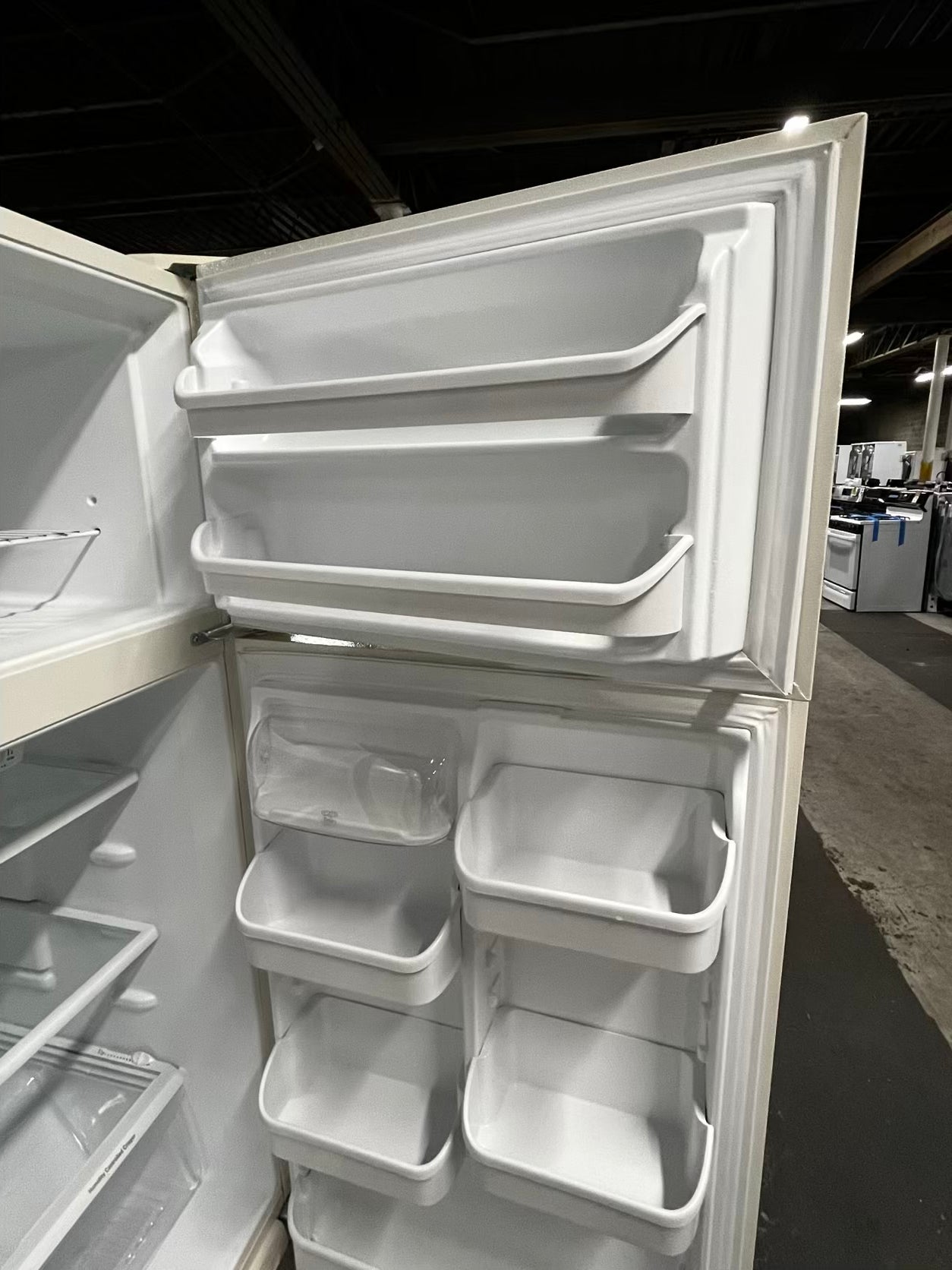 Kenmore top freezer refrigerator in off white used refurbished 30’ #RF394JB