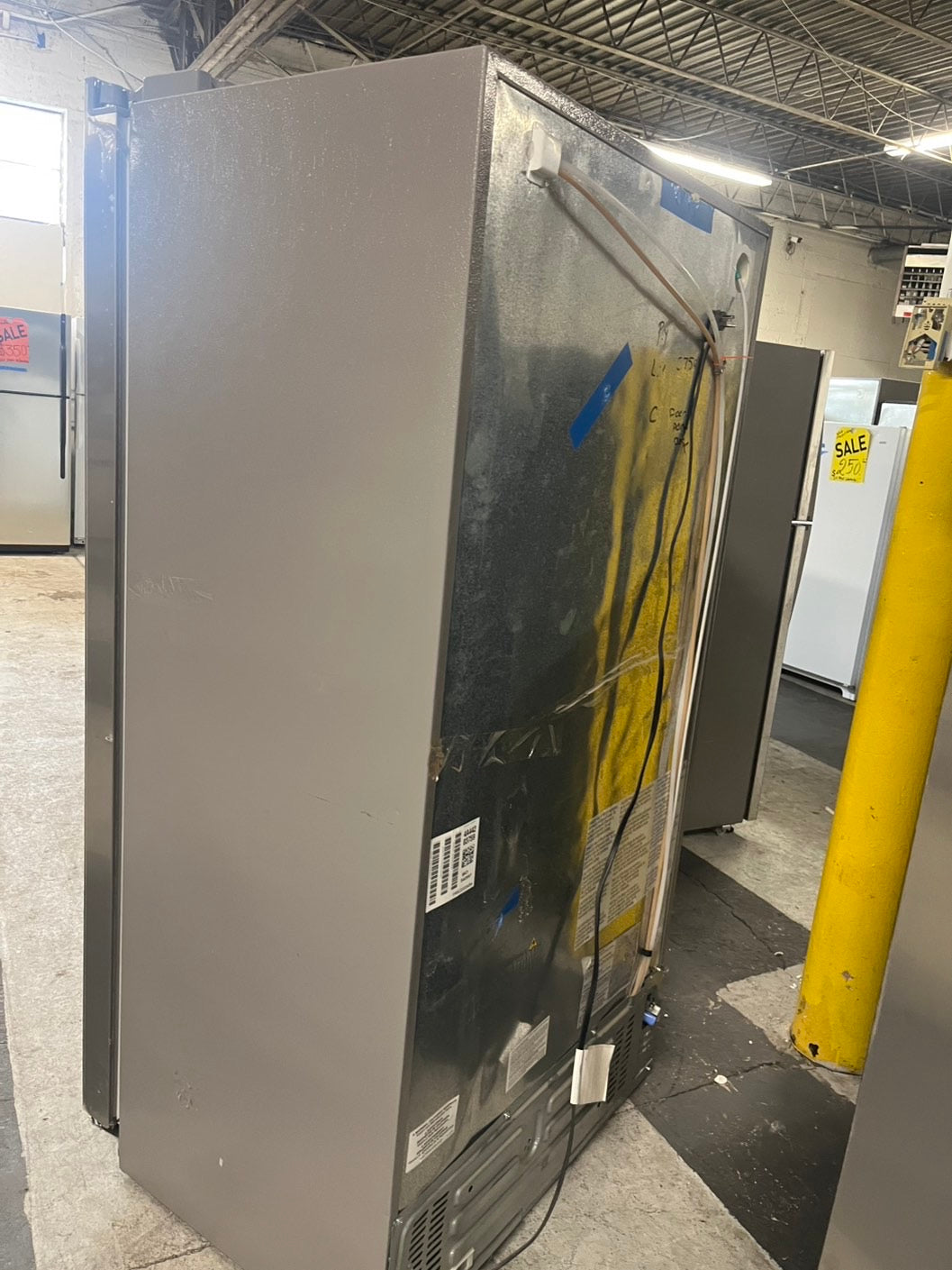 🎉Special 🎉Open Box 📦 | scratch & dent Frigidaire
36.1 in. 22.3 cu. ft. Counter Depth Side-by-Side Refrigerator in Stainless Steel with iced maker & water dispenser #FGAM23CBB